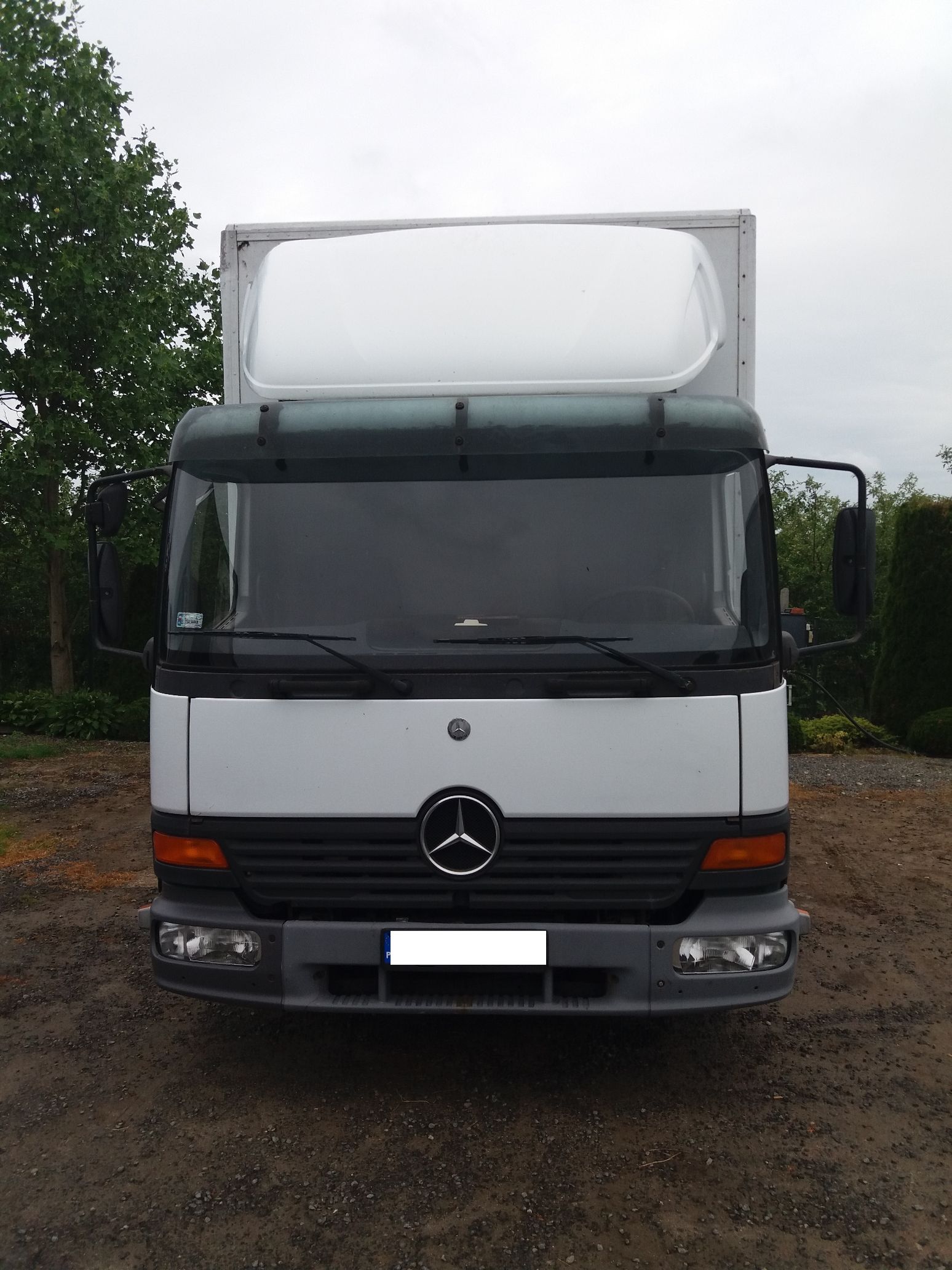 Przód samochodu ciężarowego Mercedes Benz Atego