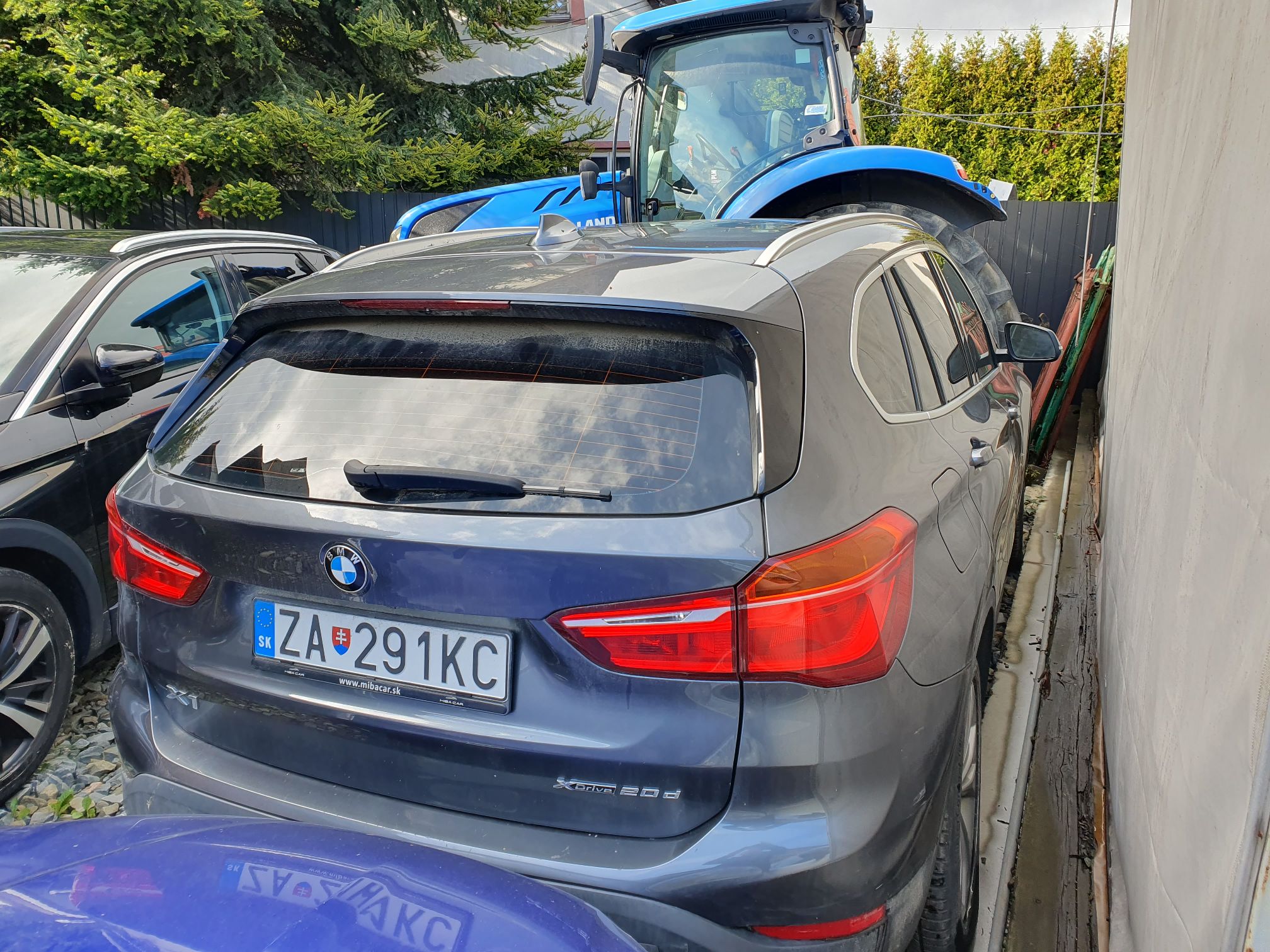 BMW X1 koloru grafitowego prawy tył