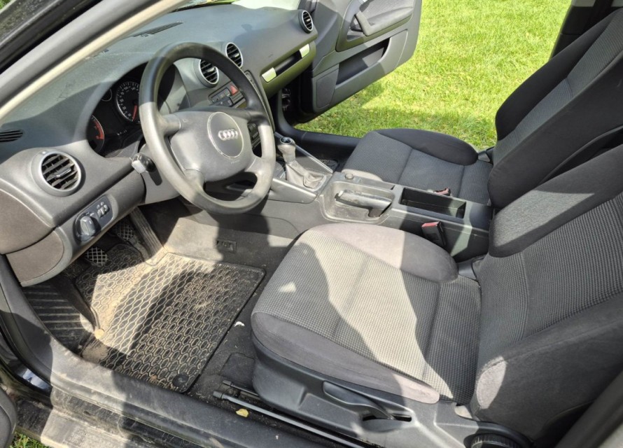 wnętrze Audi przednie fotele widok od kierowcy
