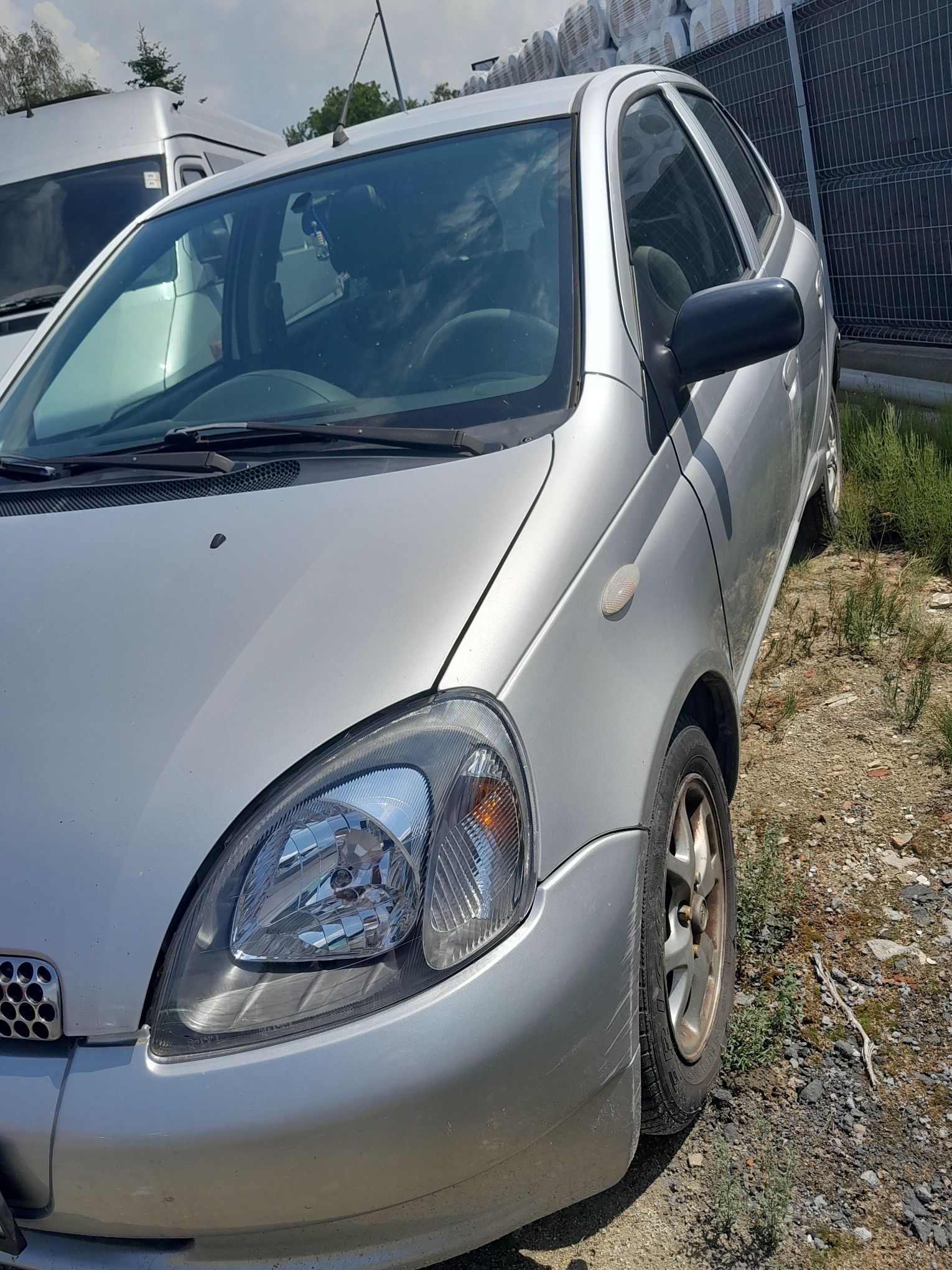 Srebrna Toyota Yaris, ujęcie z lewej strony pojazdu