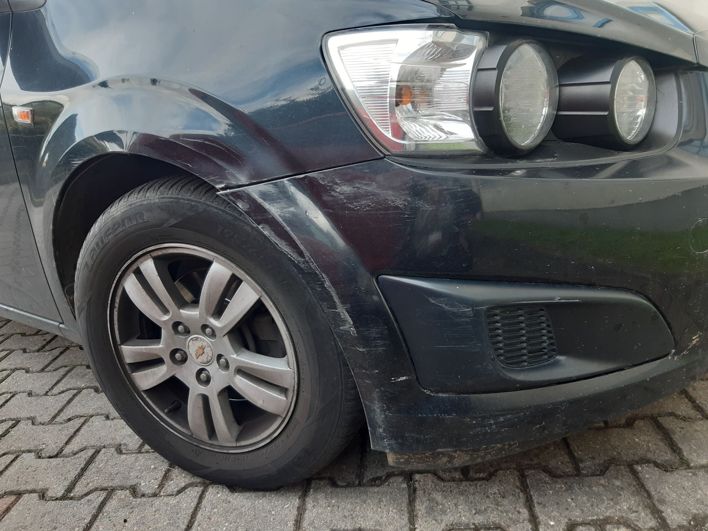 Zbliżenie na uszkodzony przedni zderzak i błotnik