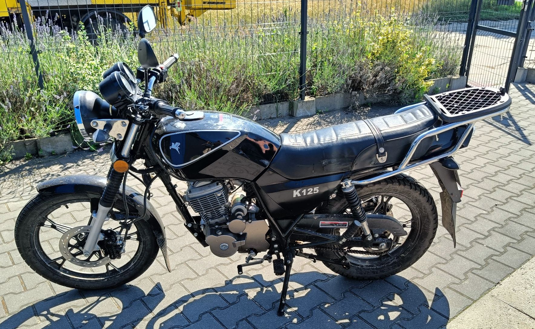 Lewy bok motocykla w kolorze czarnym
