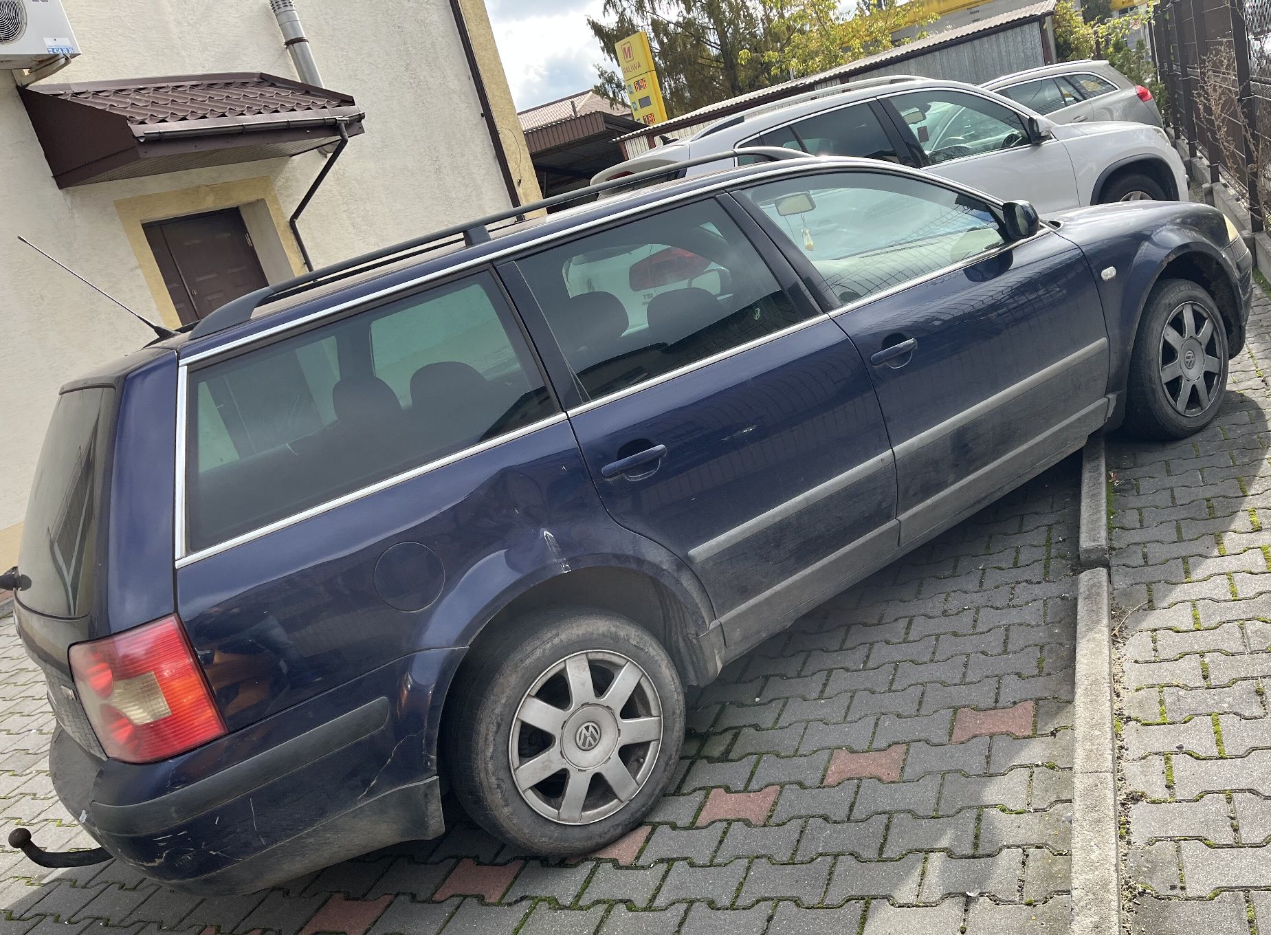 Tylny prawy błotnik wgnieciony, przedni prawy błotnik z oznakami korozji.