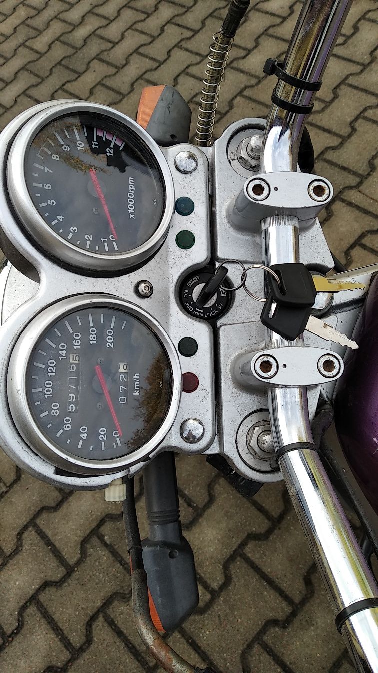 Widok licznika, obrotomierza i kluczyków motocykla