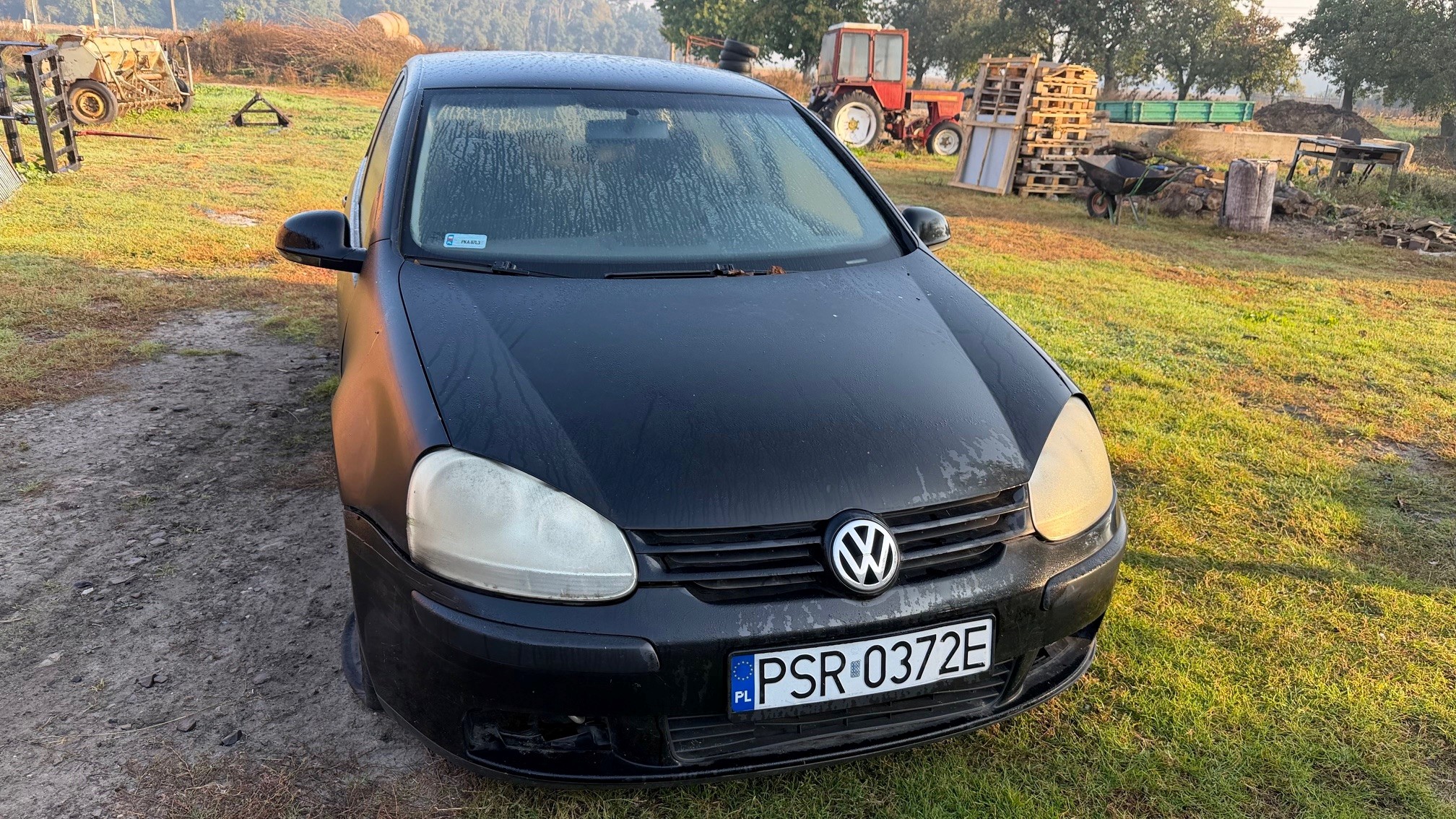 Samochód Volkswagen Golf koloru czarnego. Szczegółowe dane dostępne w opisie.