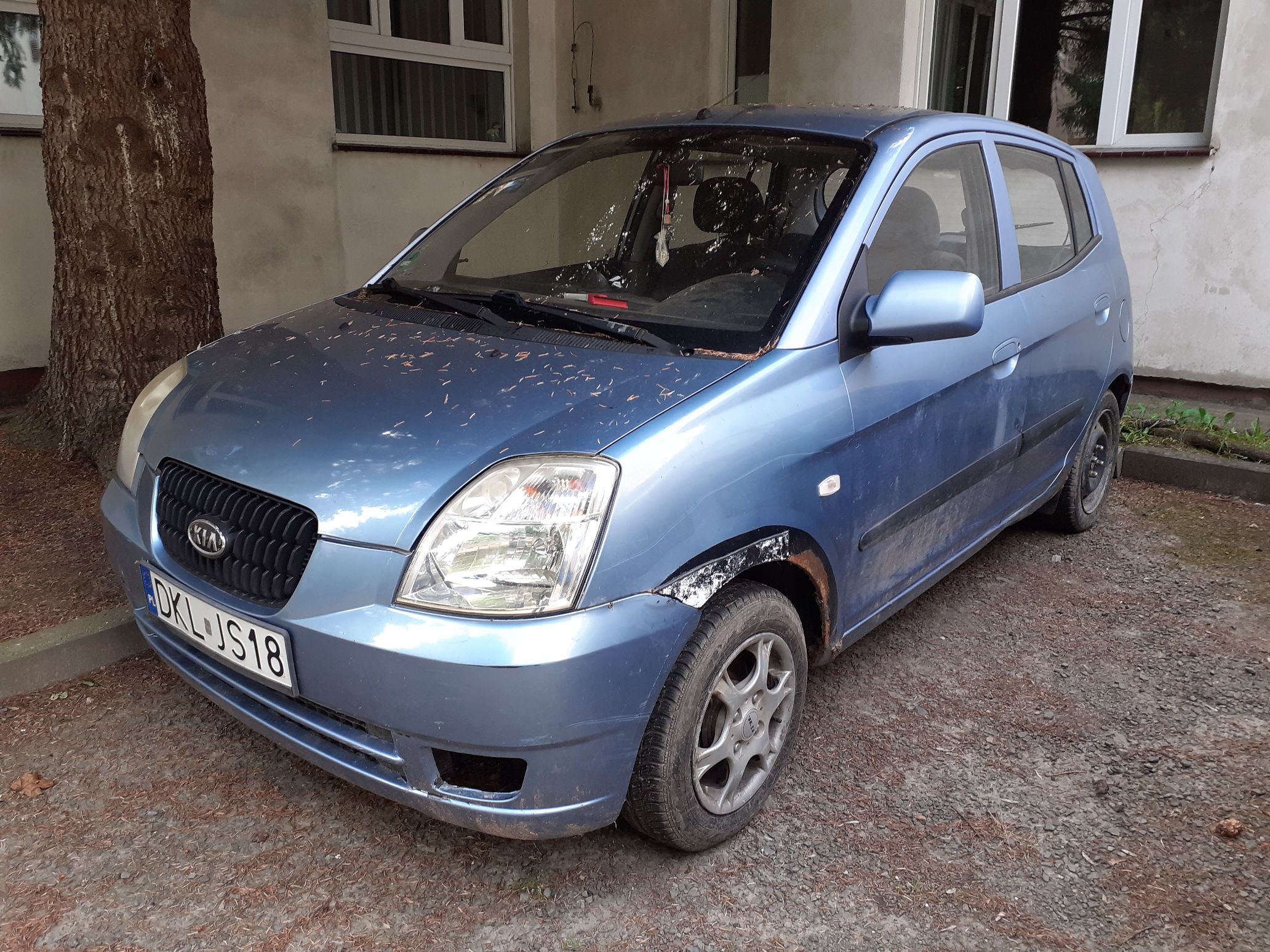 jasno niebieska KIA Picanto, zaniedbana