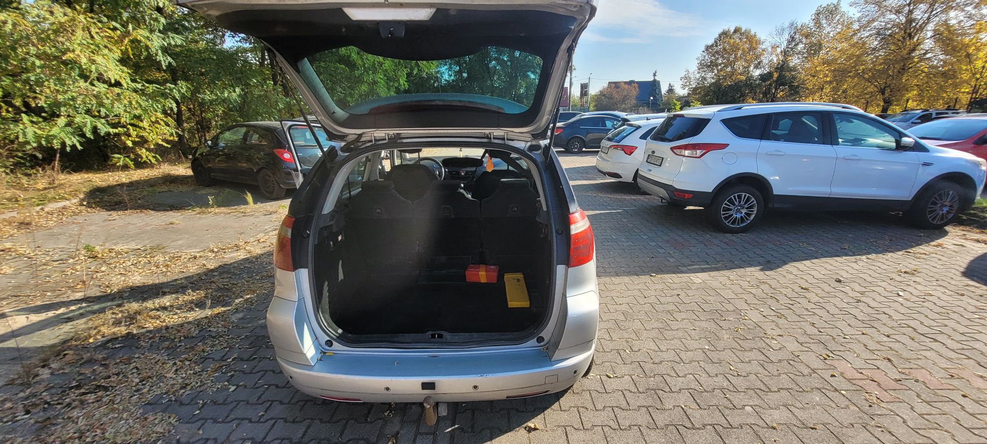 Otwarty bagażnik pojazdu.