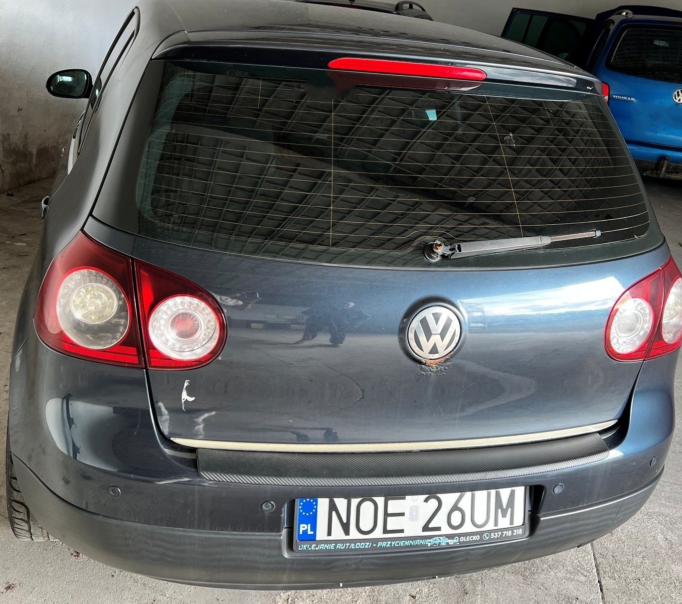 Tył samochodu osobowego marki Volkswagen.