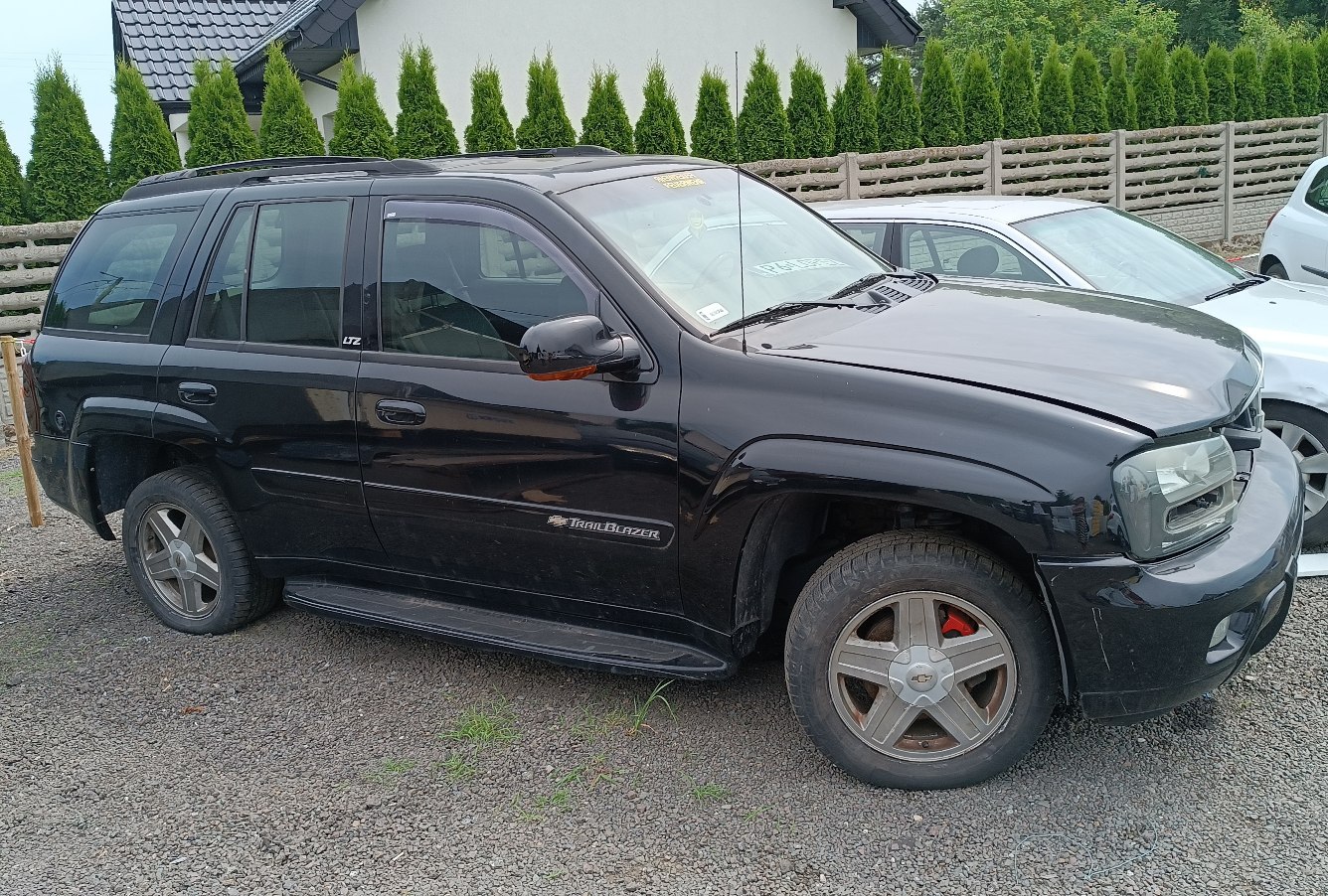 Czarny, pięciodrzwiowy SUV marki Chevrolet Trailblazer z fabrycznymi felgami aluminiowymi.