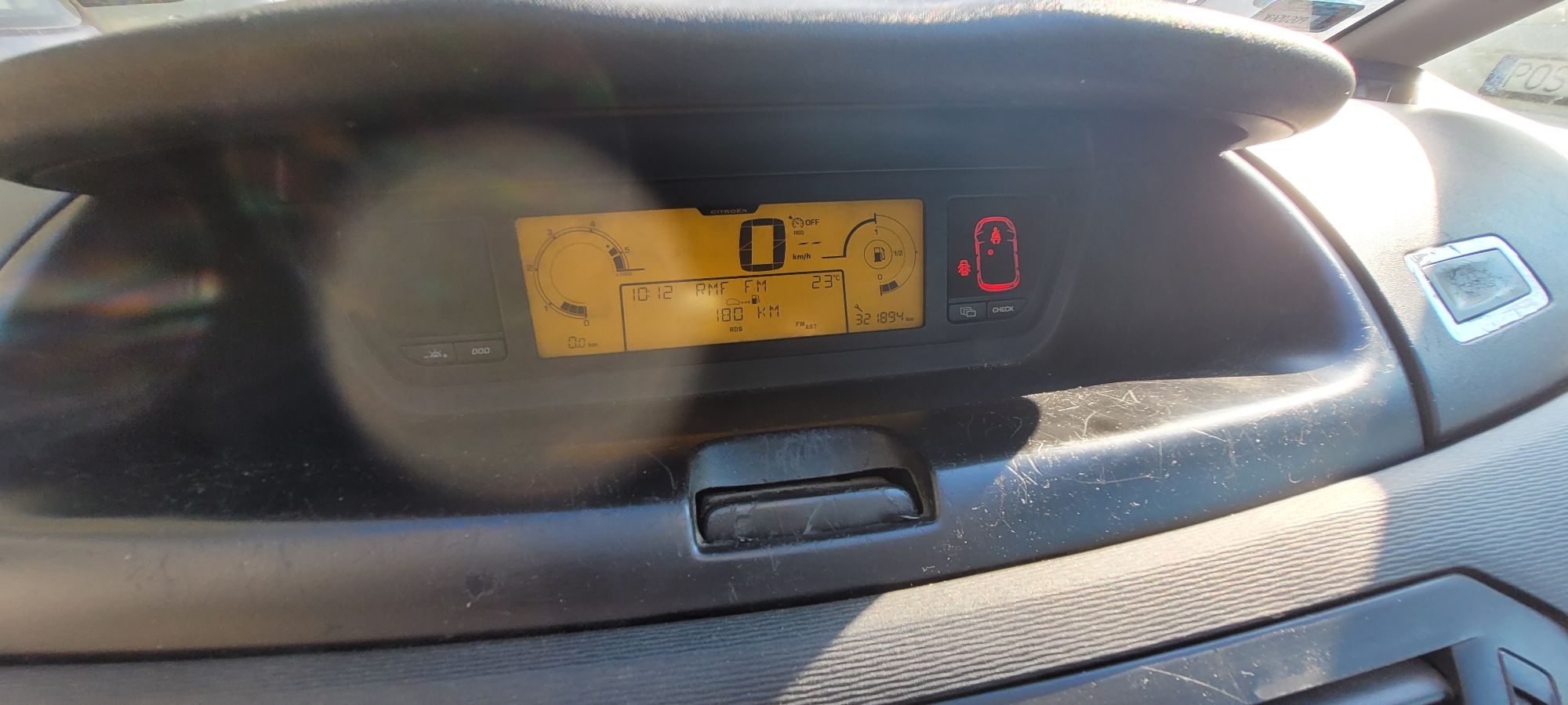 Licznik pojazdu z aktualnym przebiegiem.
