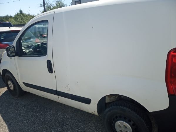 Biały samochód zaparkowany w przestrzeni parkingowej