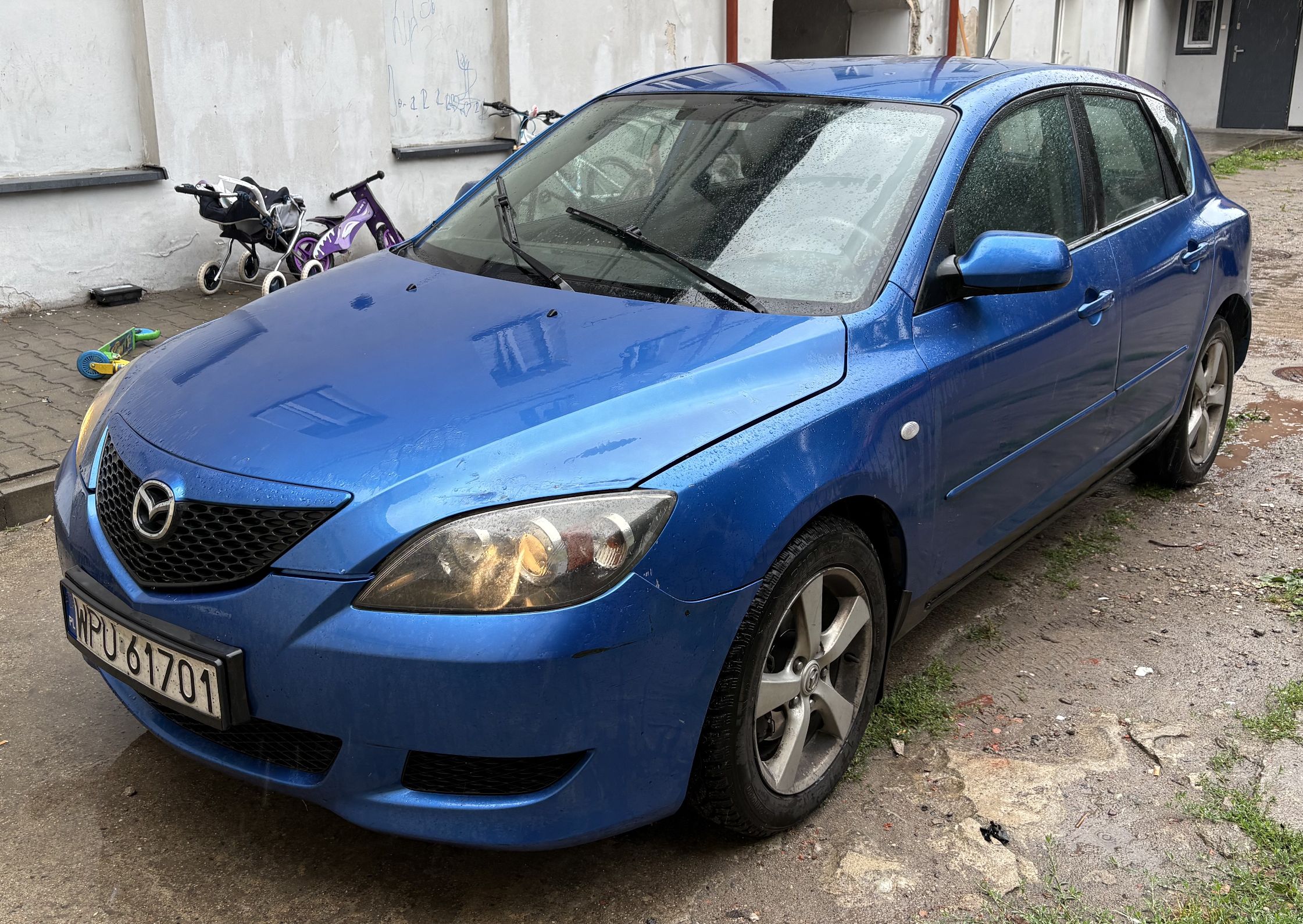 Zdjęcie pojazdu Mazda z lewej strony.