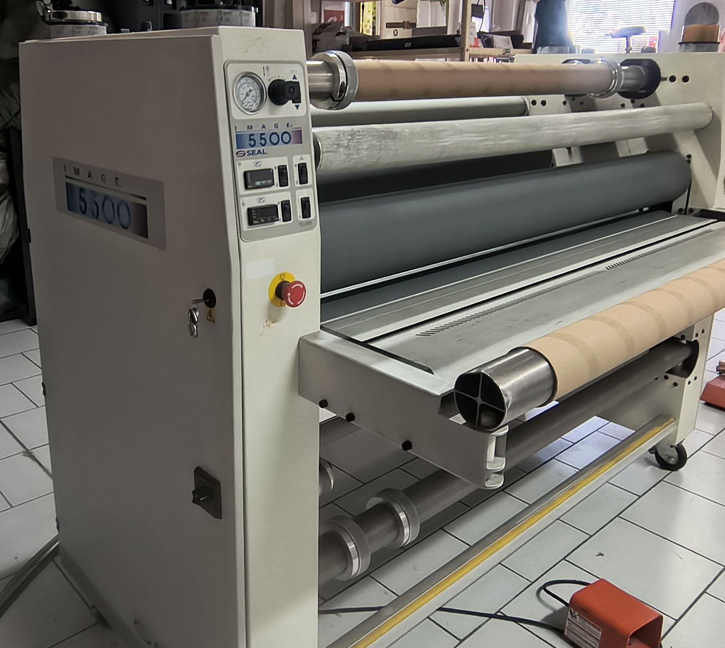 Laminator w miejscu instalacji.