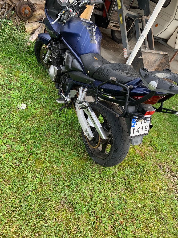 Suzuki GSF Bandit 1200 zaparkowany tyłem do obiektywu