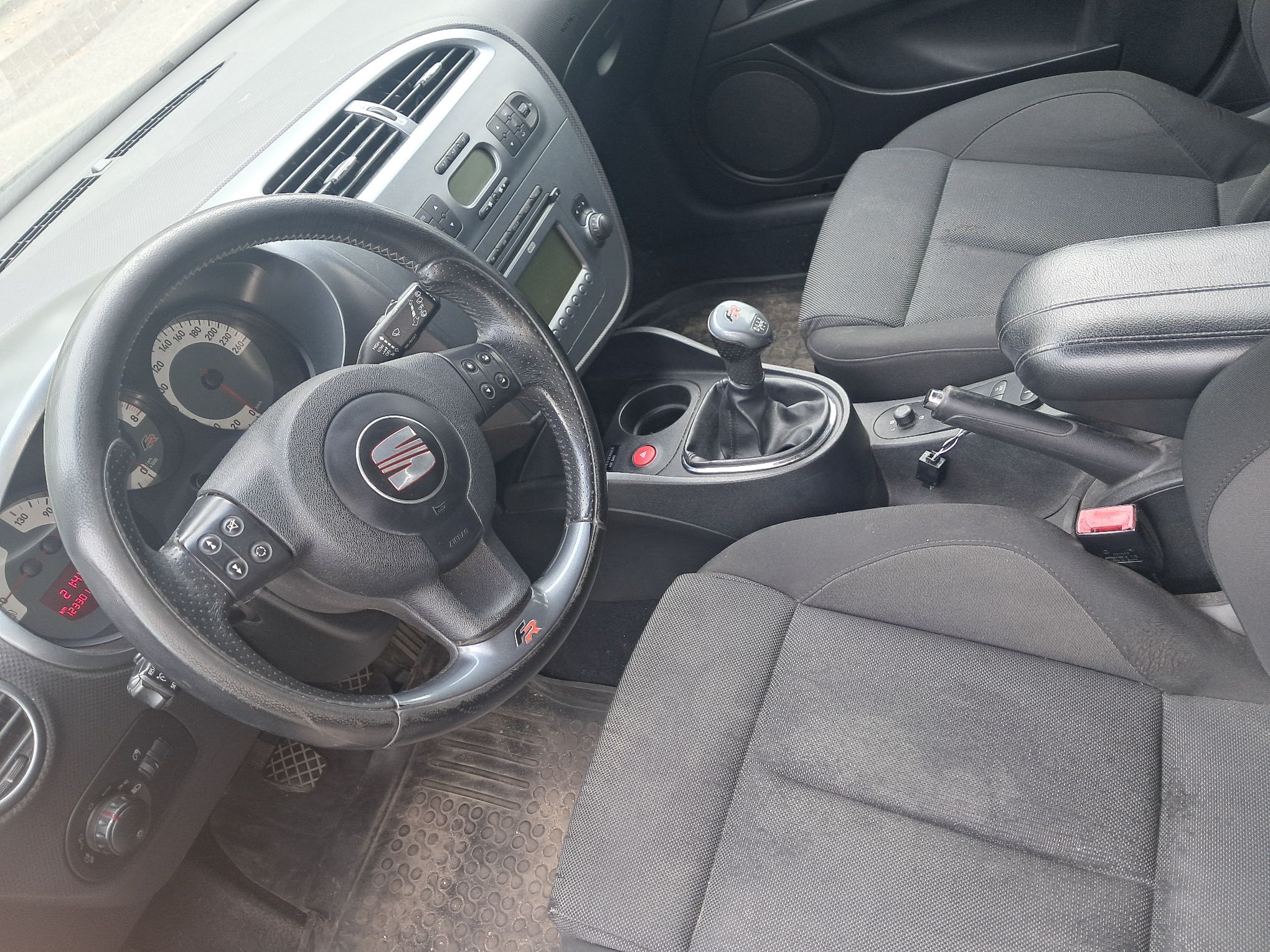 Zdjęcie przedstawia wnętrze samochodu seat leon
