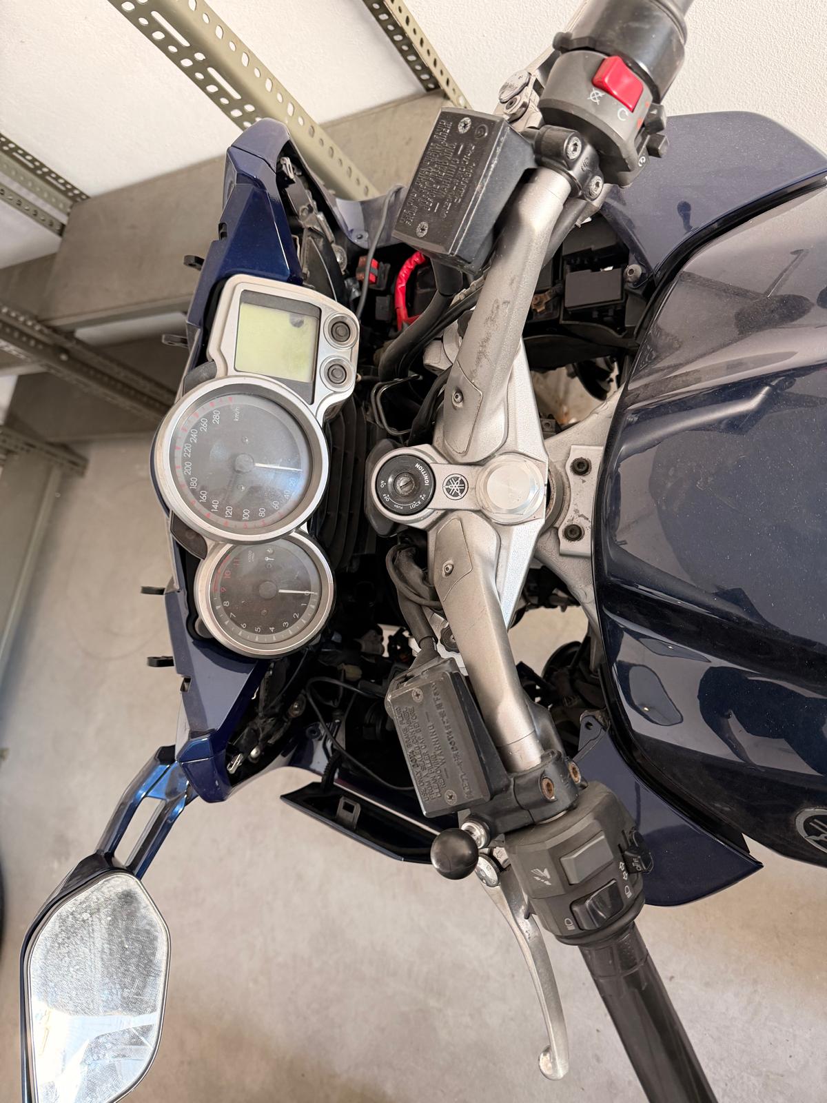 Granatowy motocykl Yamaha FJR. Z widocznymi analogowymi zegarami.