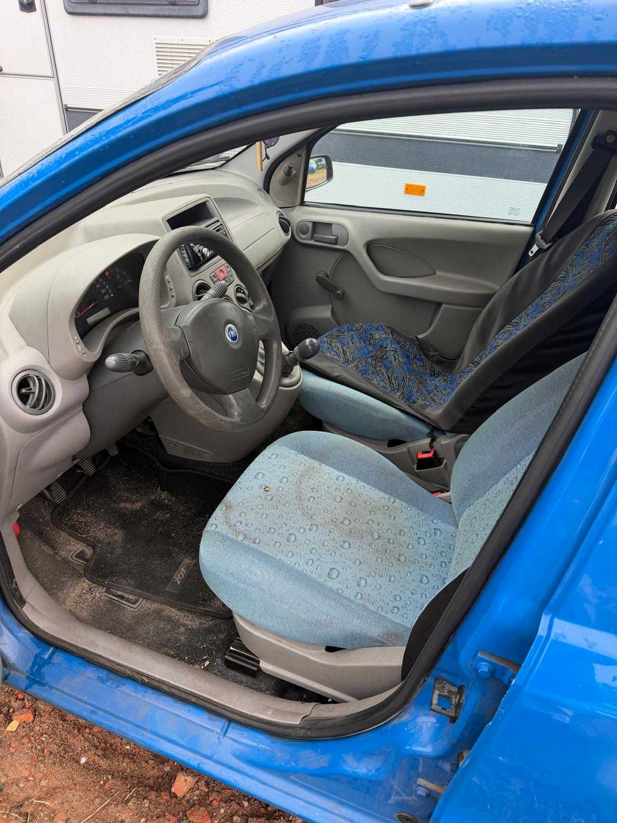 Wnętrze pojazdu przednie fotele materiałowe.