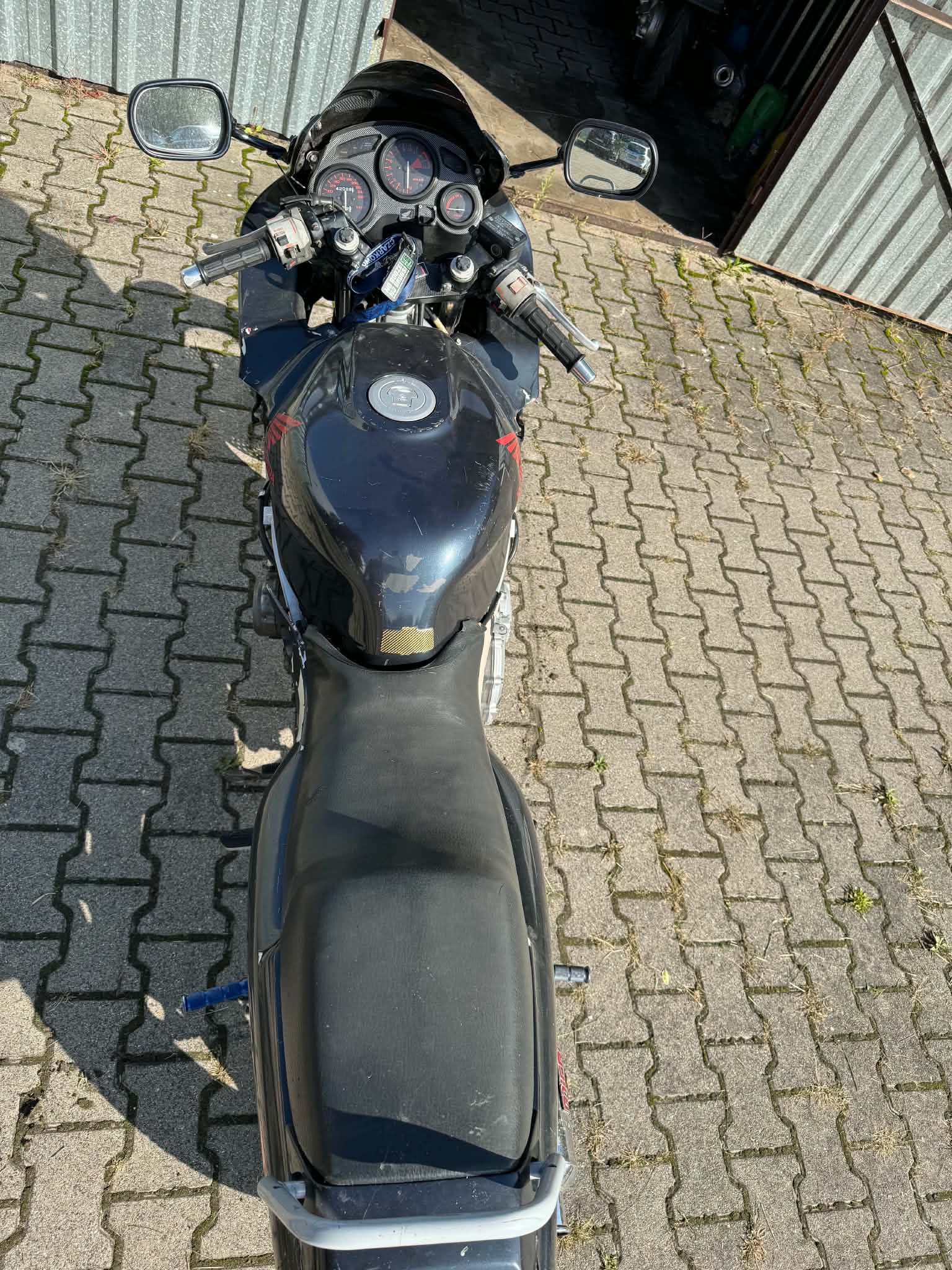 Widoczna deska rozdzielcza motocykla oraz stan licznika