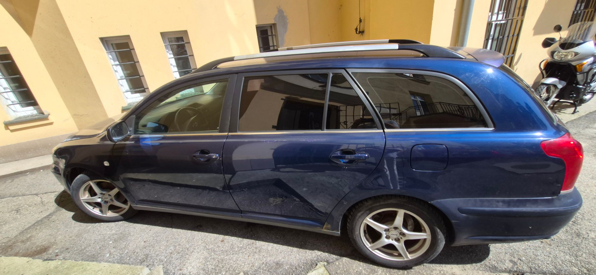 Toyota Avensis 2004 - zdjęcie 8