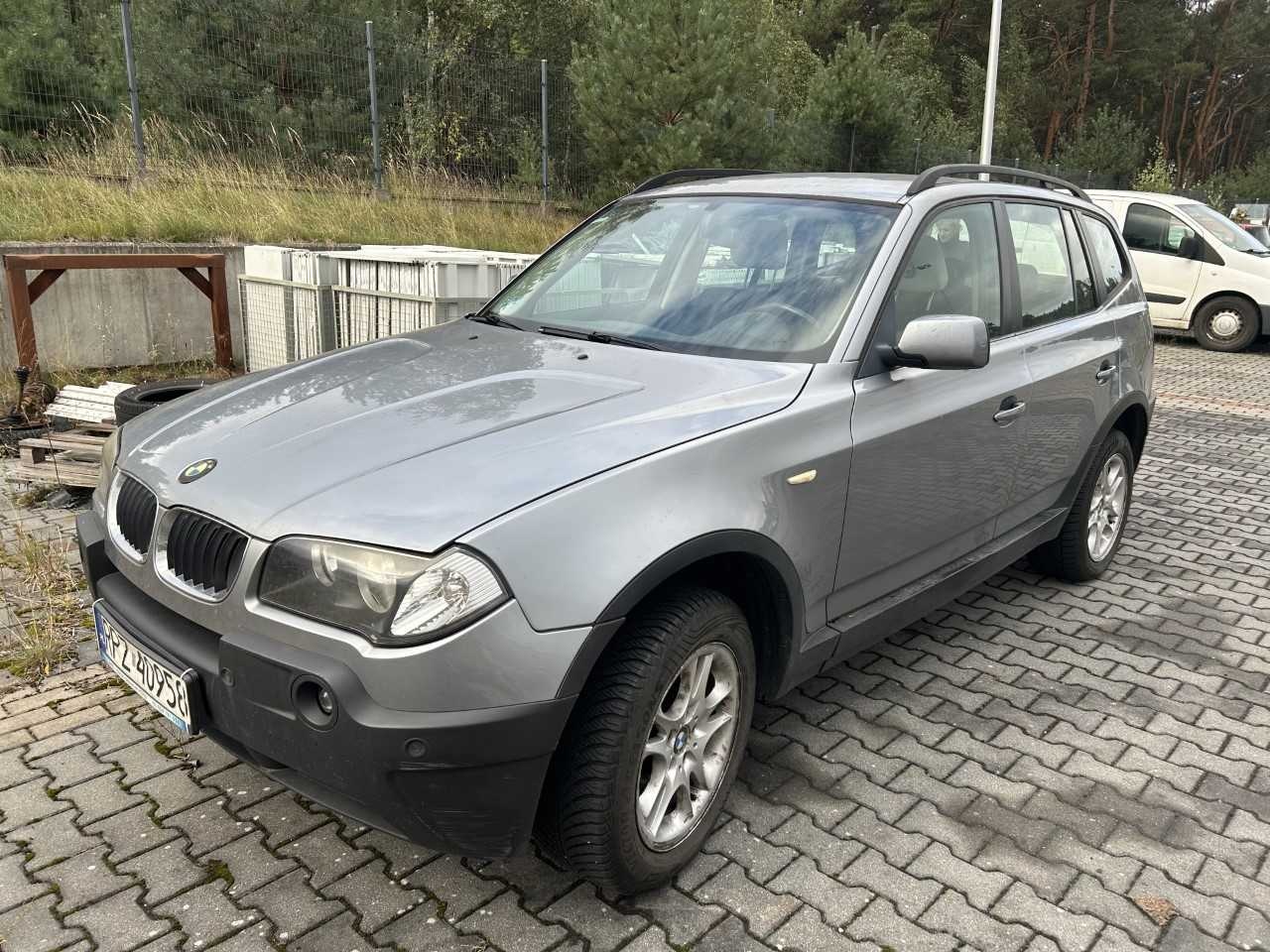 Srebrne BMW X3, widok z przodu lewego boku, srebrne felgi aluminiowe
