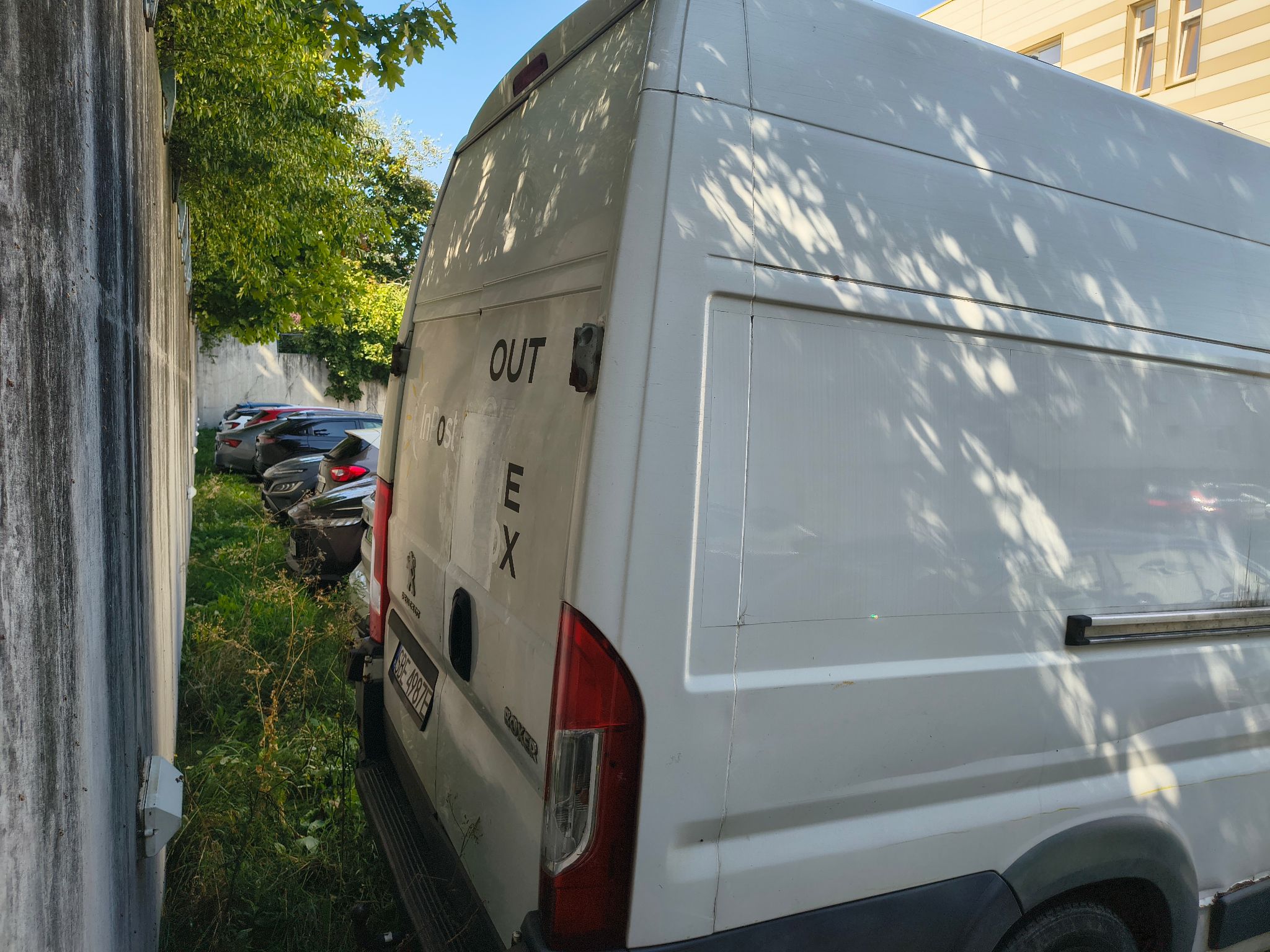 Prawy, tylny róg pojazdu, widoczna prawa tylna lampa.