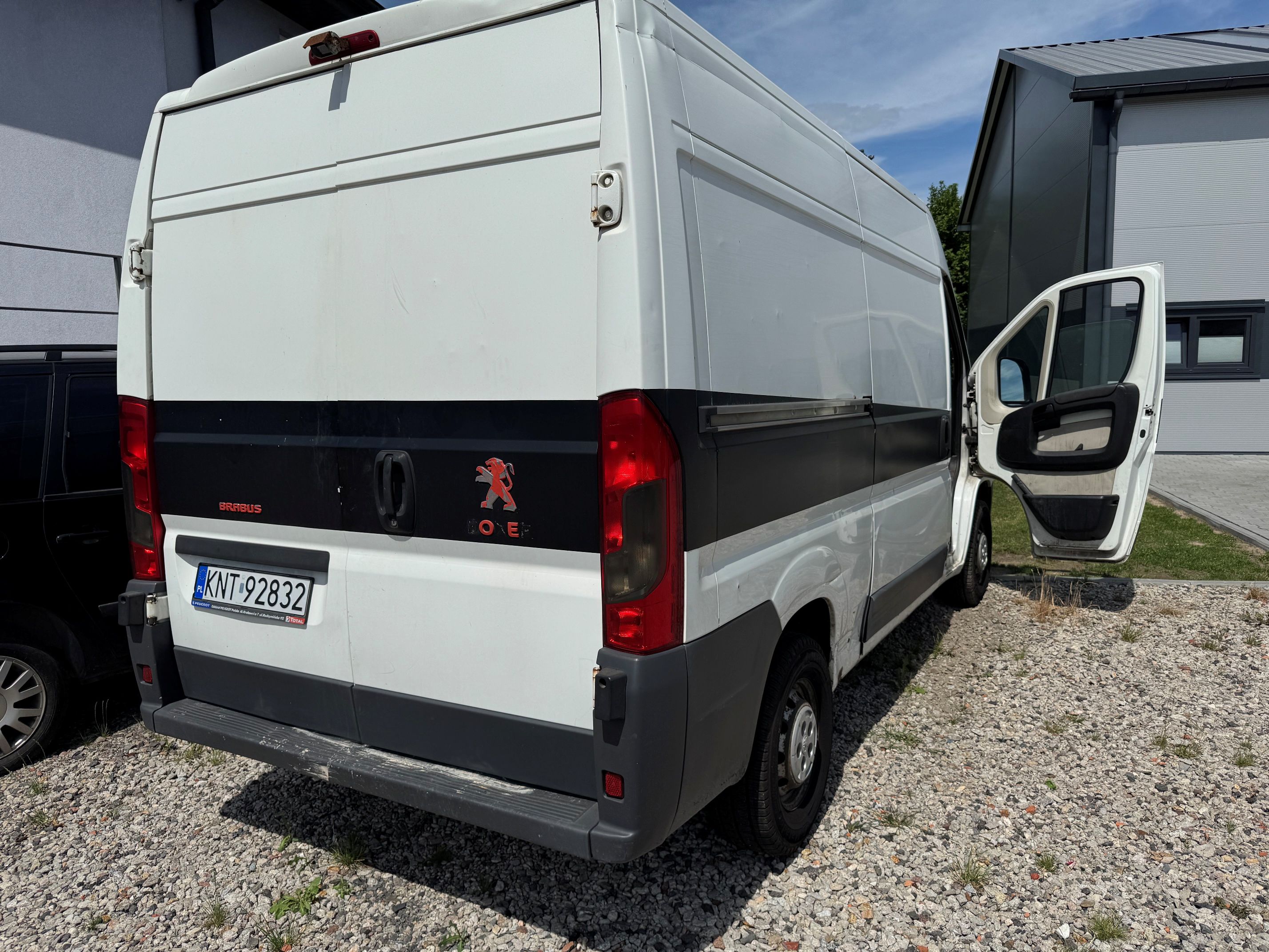 Zdjęcie przedstawia tył oraz prawy bok pojazdu Peugeot Boxer.