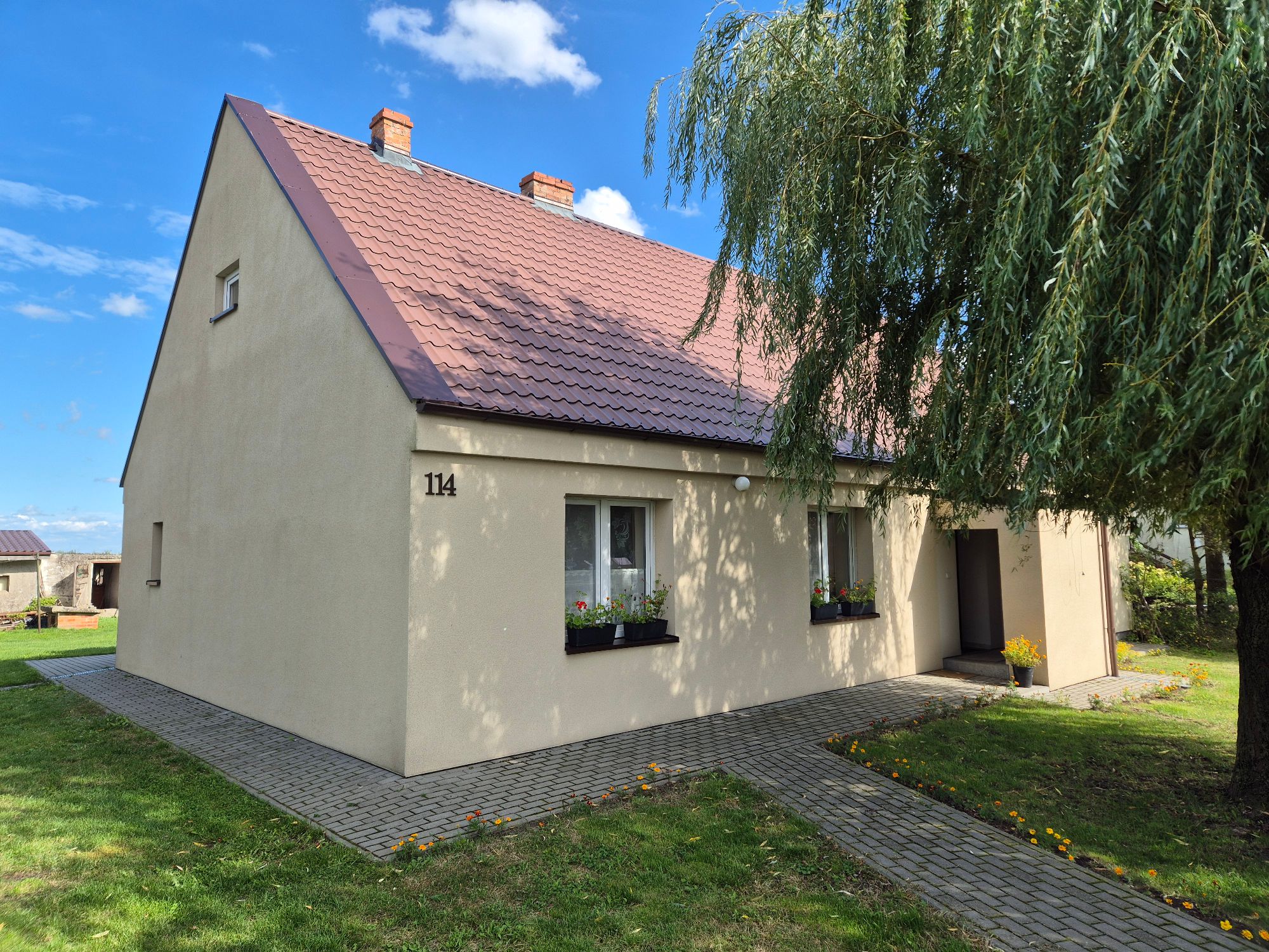 Budynek mieszkalny, widok z zewnątrz od strony zewnętrznej działki.- od strony ulicy.