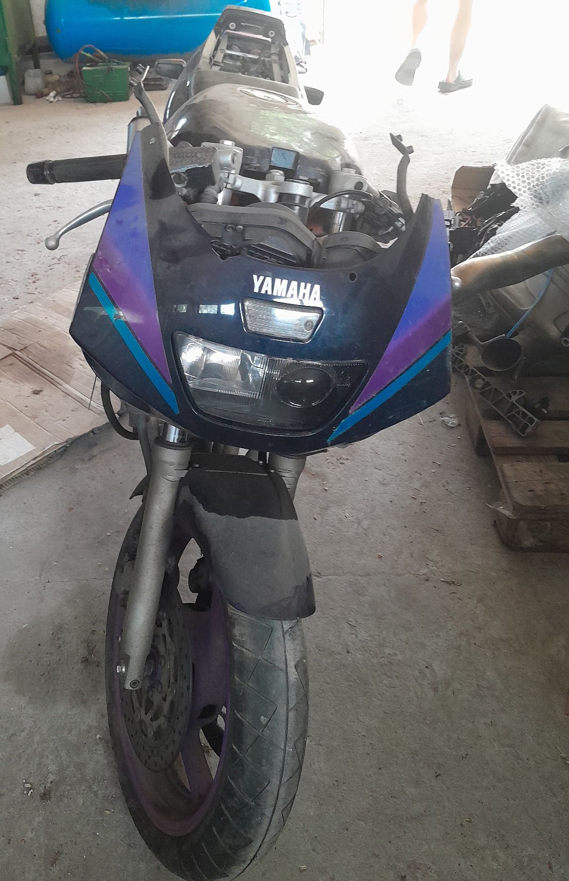 Motocykl Yamaha, widziany od przodu z uszkodzoną owiewką kierownicy