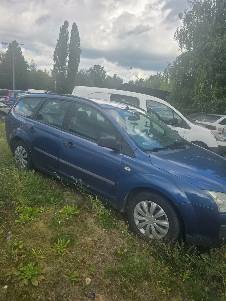 Niebieski pojazd - strona od pasażera