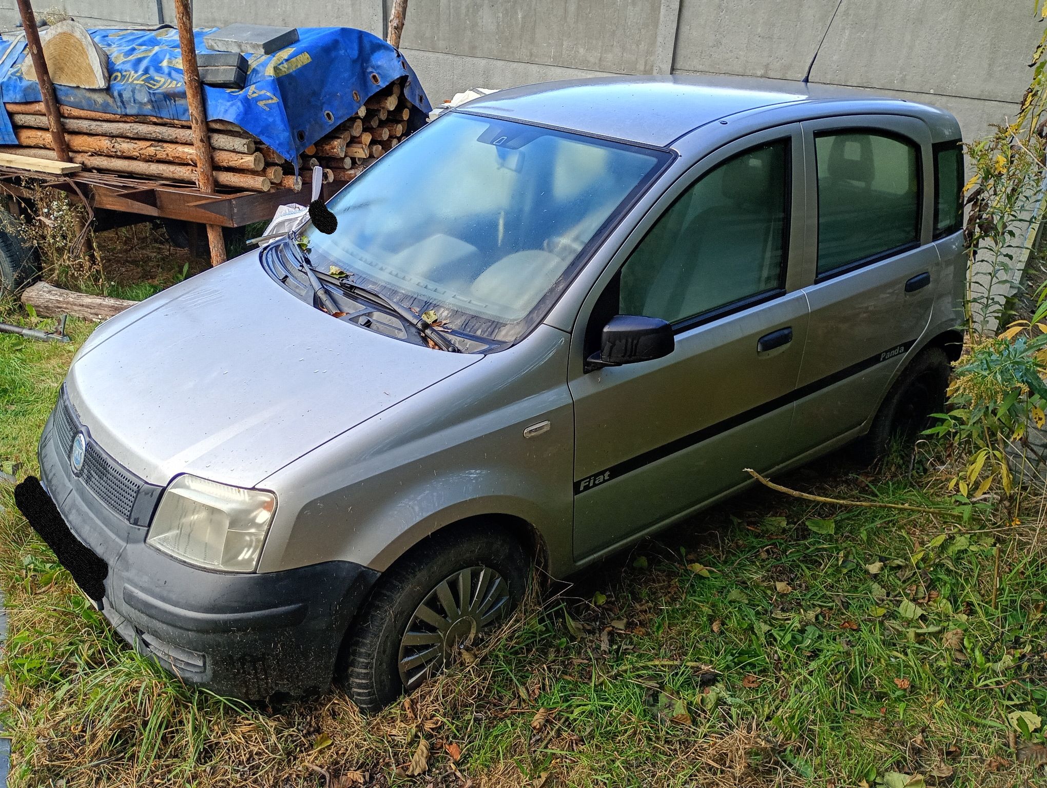 Fiat Panda widziany od strony lewego boku.