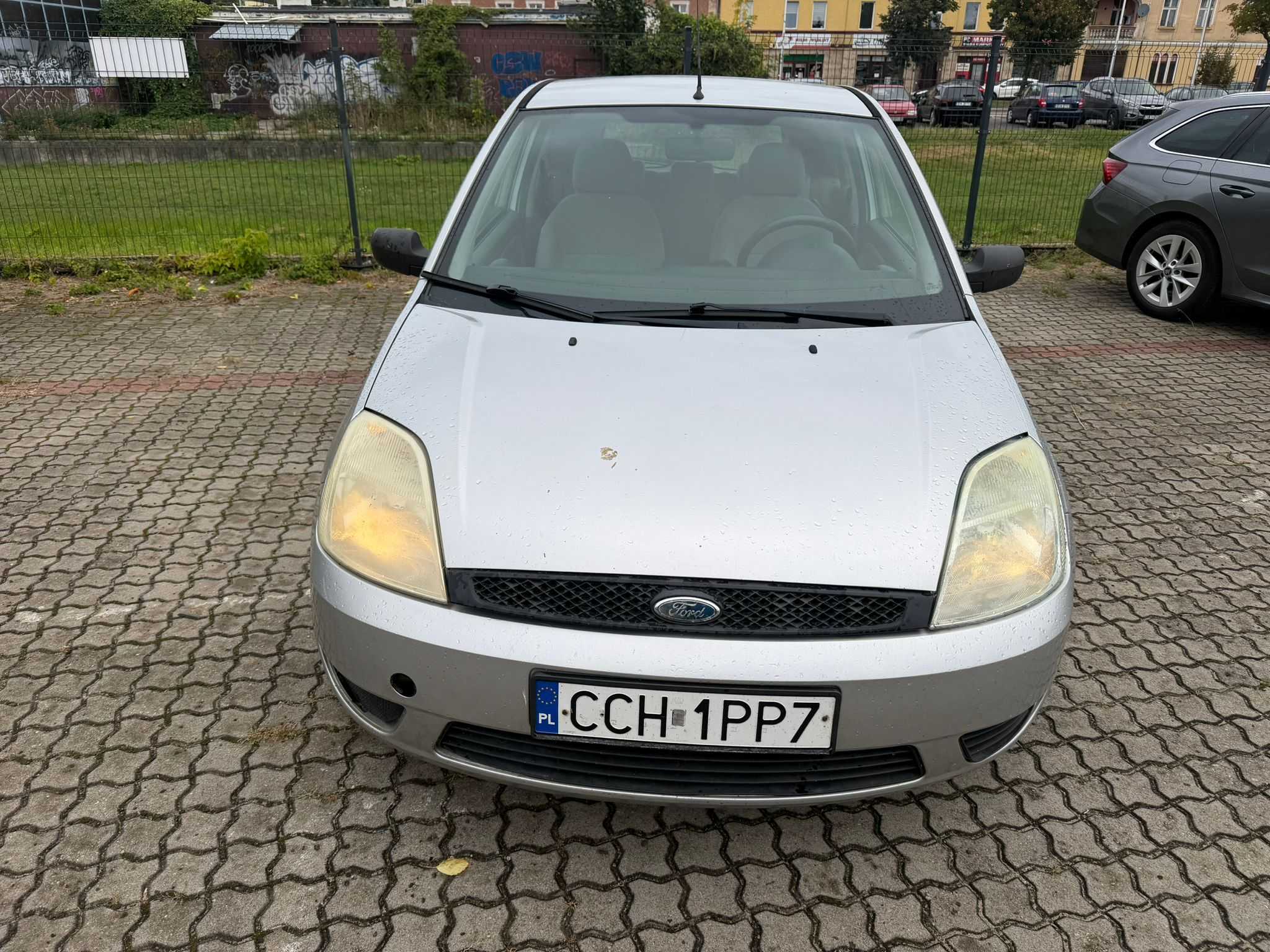 Przód pojazdu w srebrnym kolorze