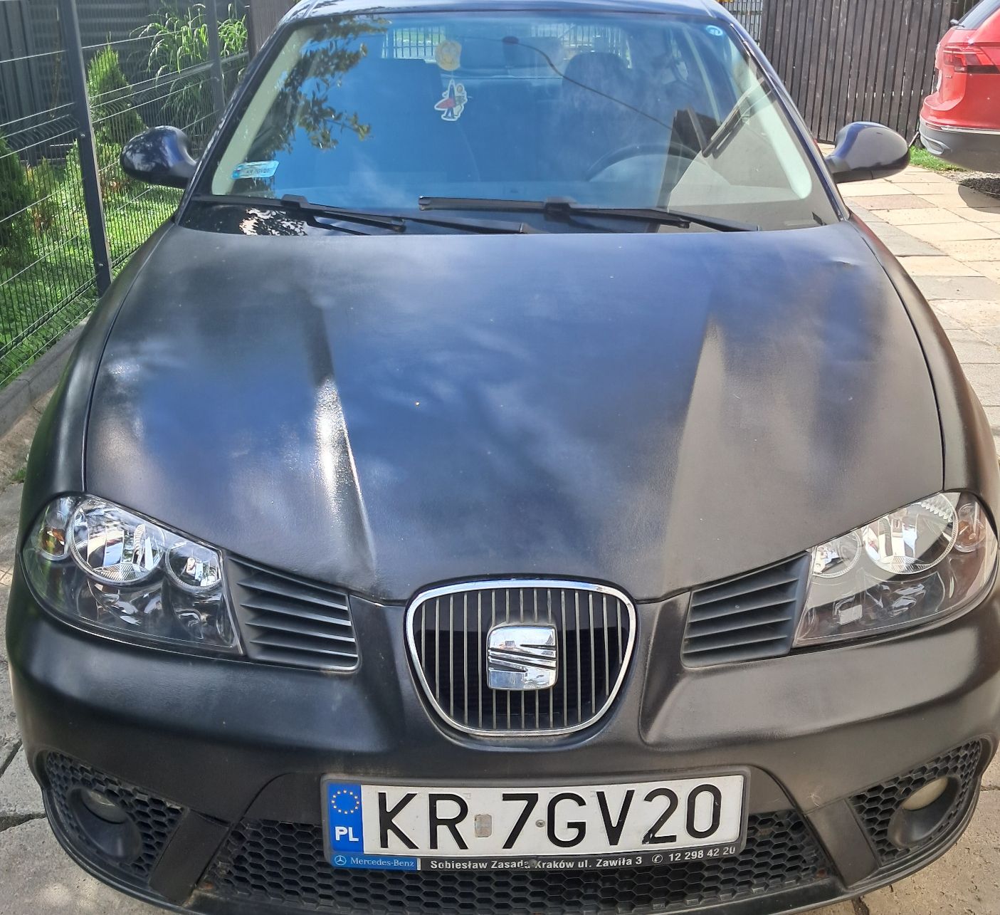 Przód samochodu Seat Ibiza w kolorze czarnym matowym