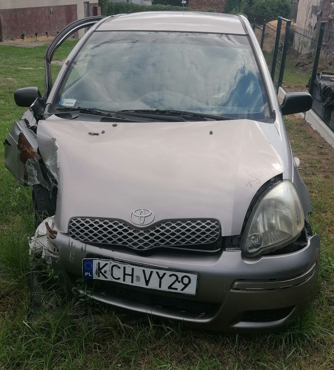 Samochód osobowy Toyota Yaris koloru srebrnego przód.