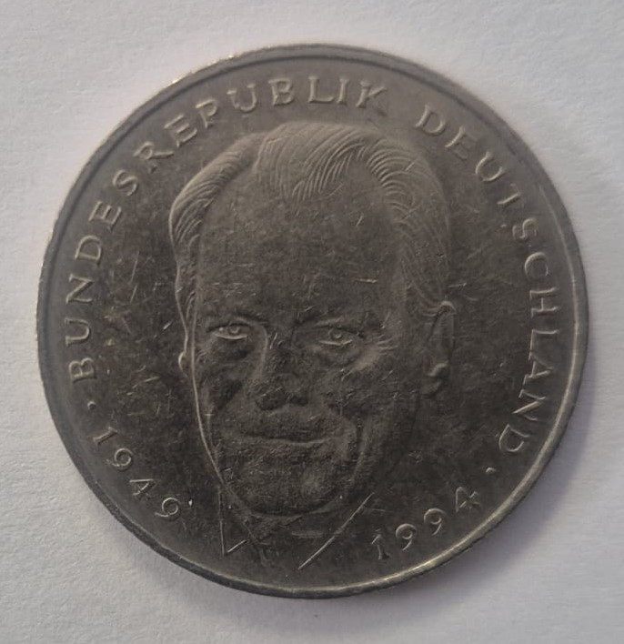 zwrócony lekko w lewo portret Willy'ego Brandta - Kanclerza Federalnego w latach 1969-1974.