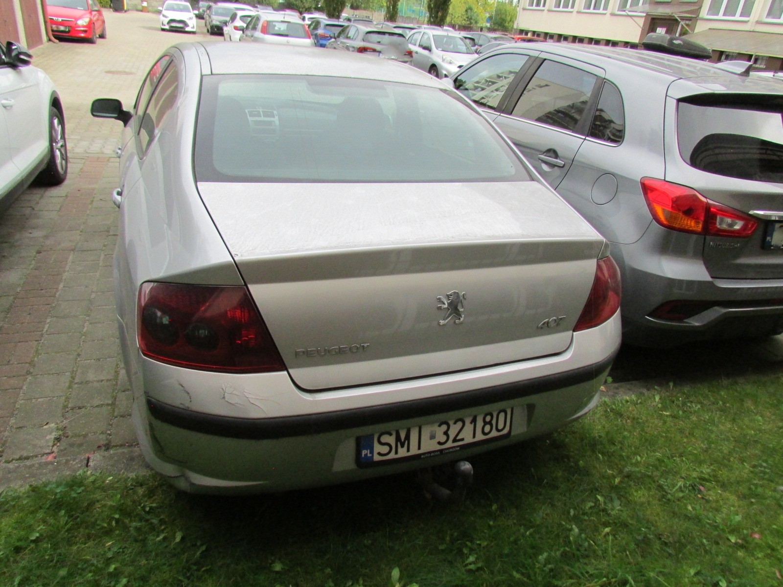 Srebrny samochód widok z tyłu, klapa bagażnika.
