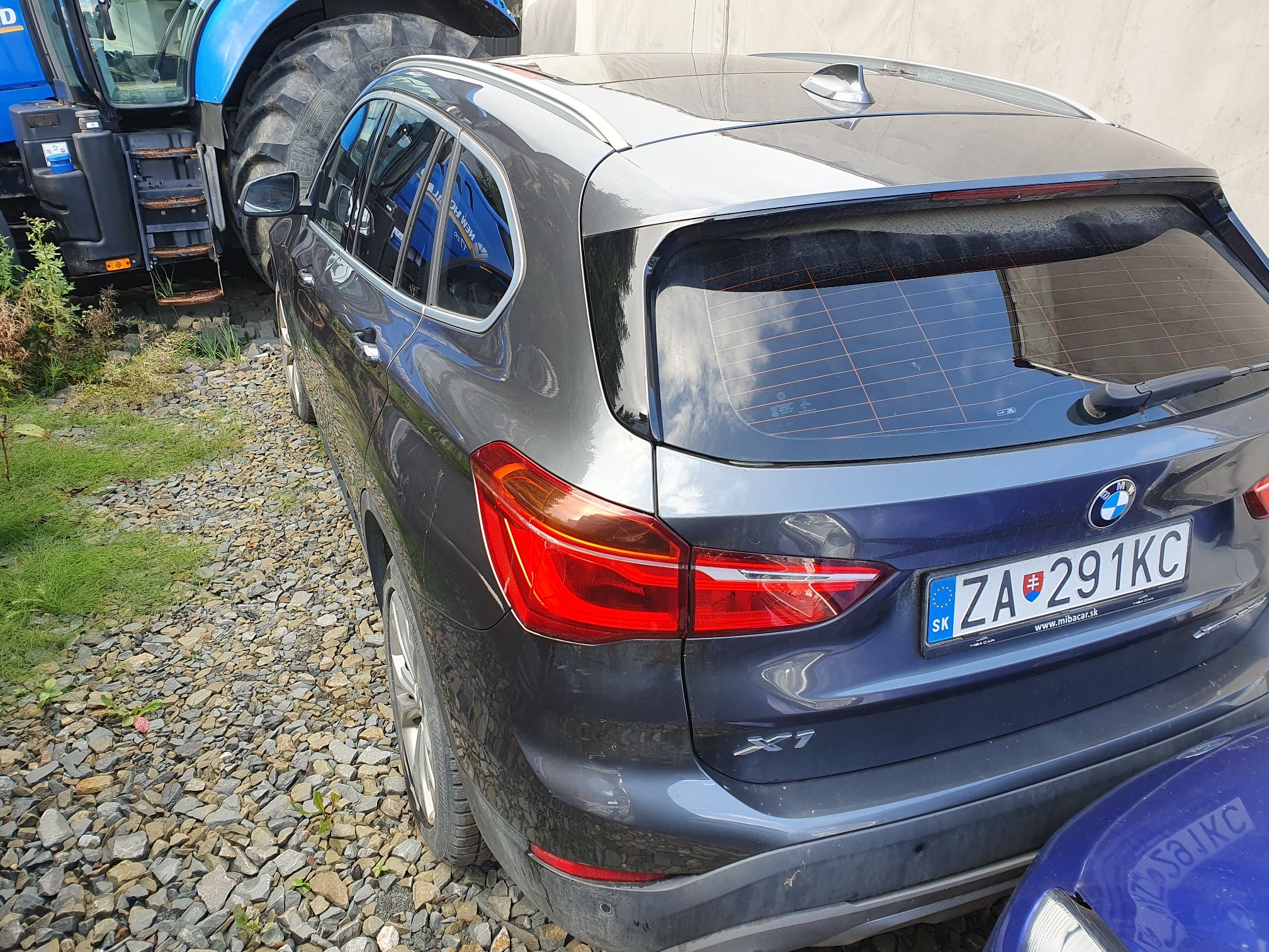 BMW X1 koloru grafitowego lewy tył