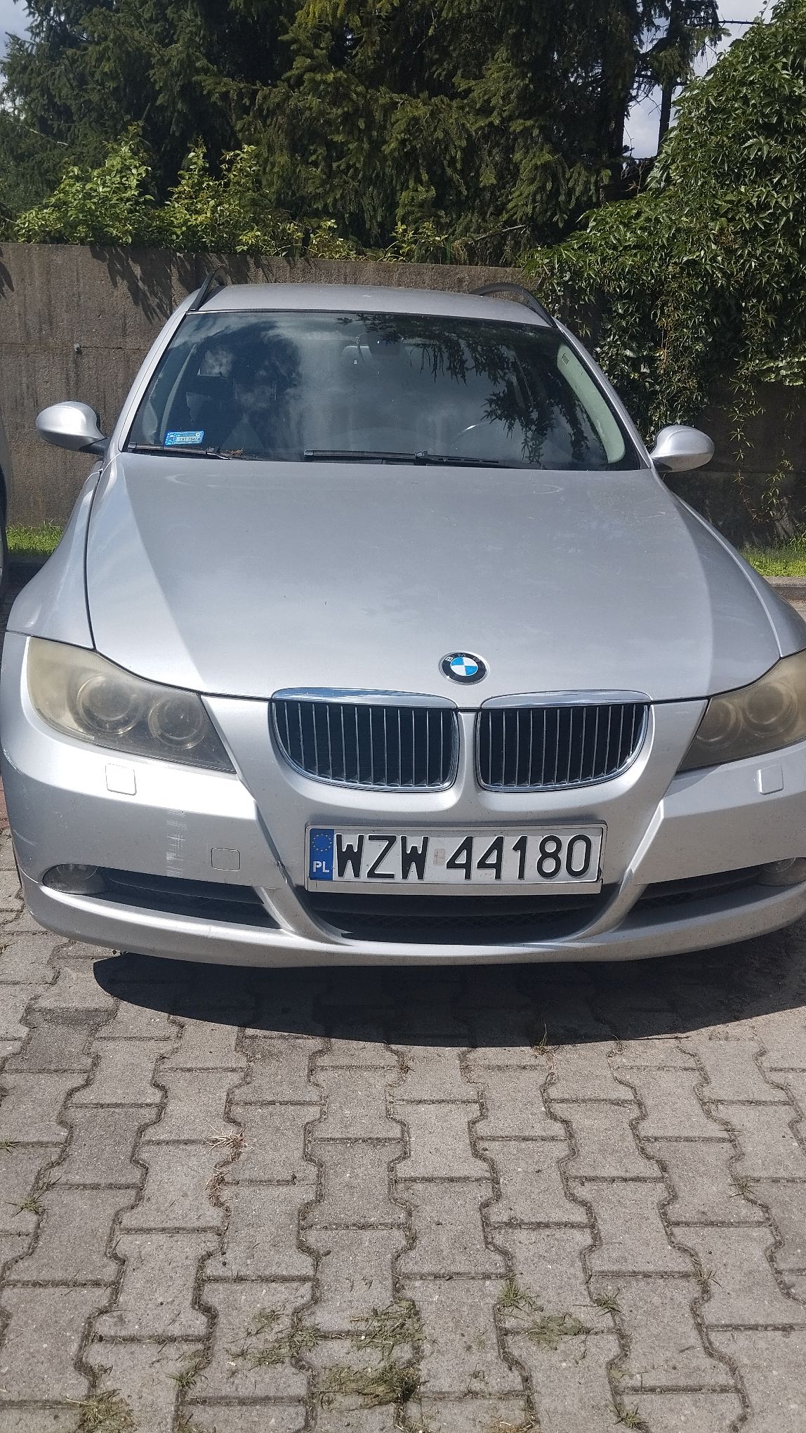 Srebrny BMW Serii 3 Touring, widok z boku