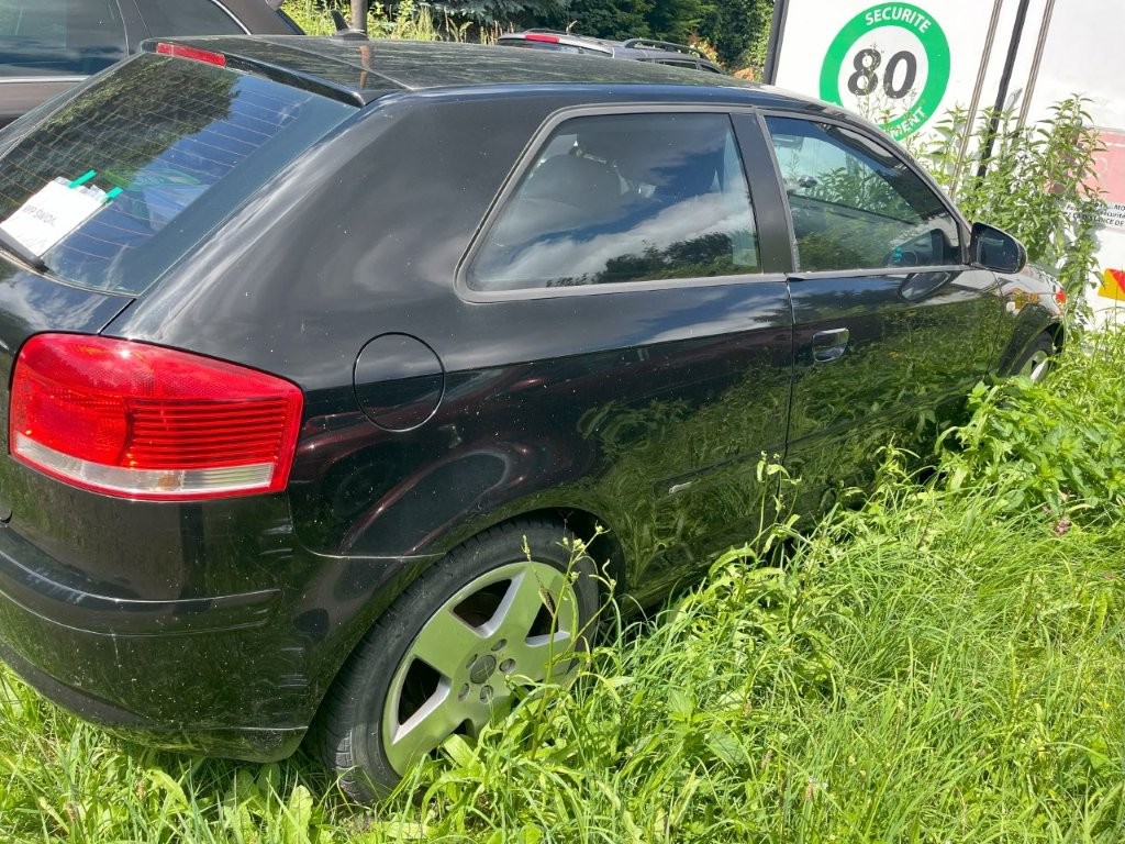 Prawy bok pojazdu z widoczną tylną lampą i zarysowaniami na zderzaku po prawej stronie