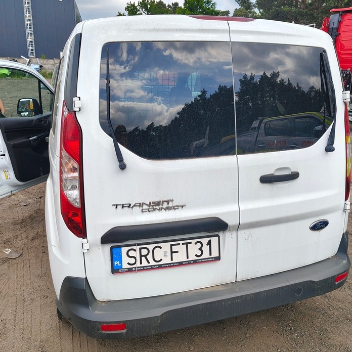 samochód osobowy marki ford koloru białego tył