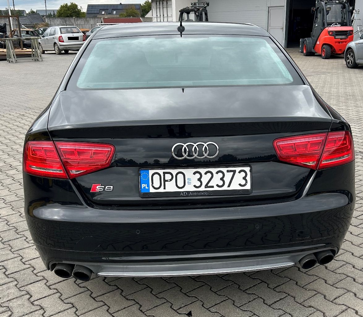 Tył pojazdu. Na środku klapy bagażnika jest logo Audi, a po lewej stronie znajduje się oznaczenie S8.