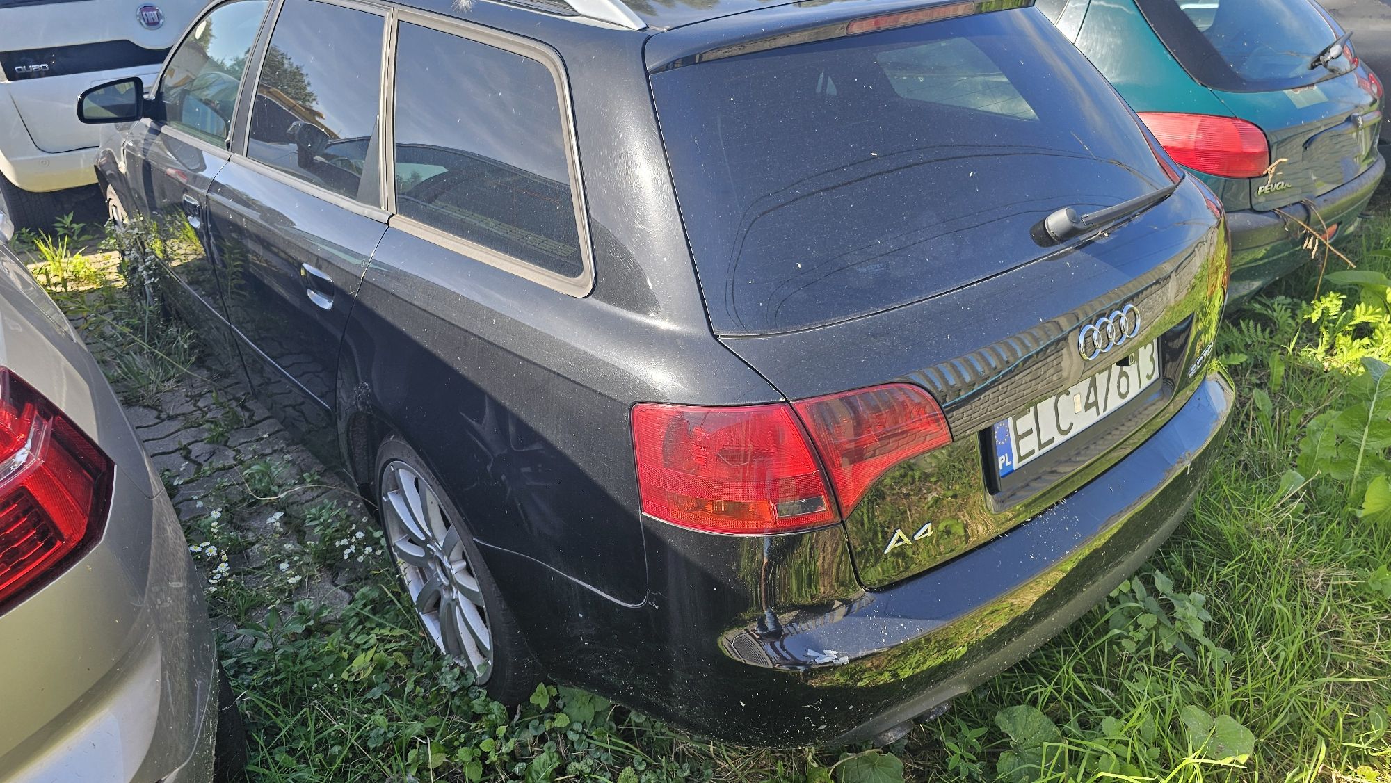 Zdjęcie przedstawia widok na tył samochodu.
