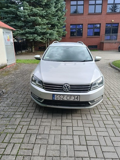 przód pojazdu vw passat kombi koloru srebrnego nr rej. GSZ CF34