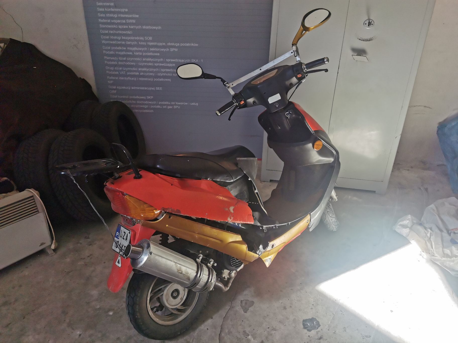 Prawy bok motoroweru. Połamane plastikowe osłony.
