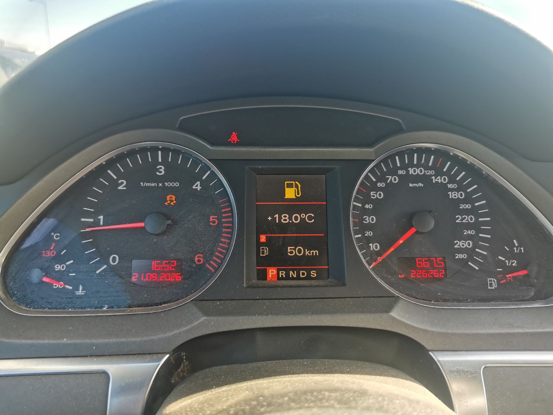 Licznik pojazdu z przebiegiem 226262 km.
