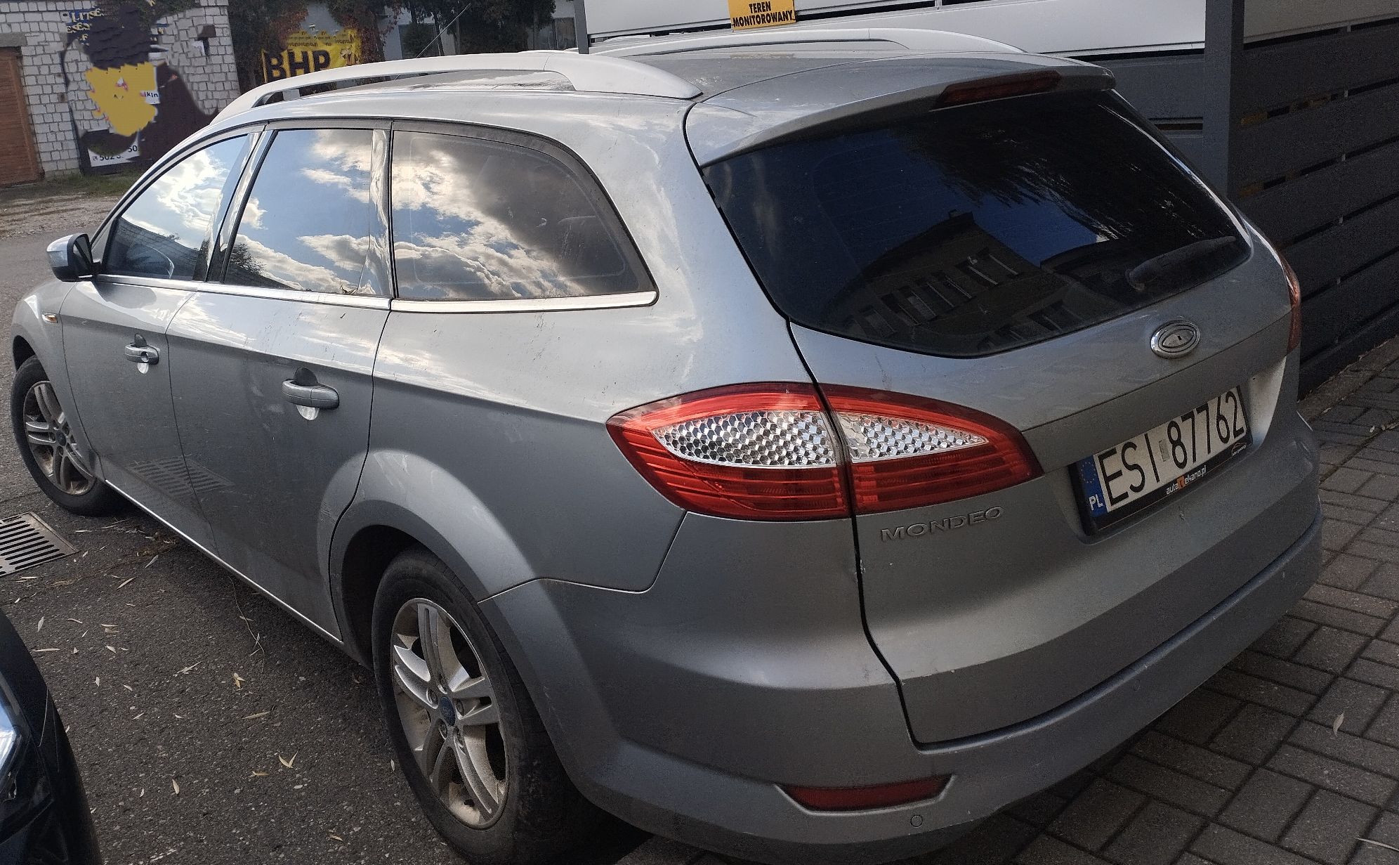 Srebrny Ford Mondeo kombi widoczny z profilu od strony nieuszkodzonego, lewego boku.