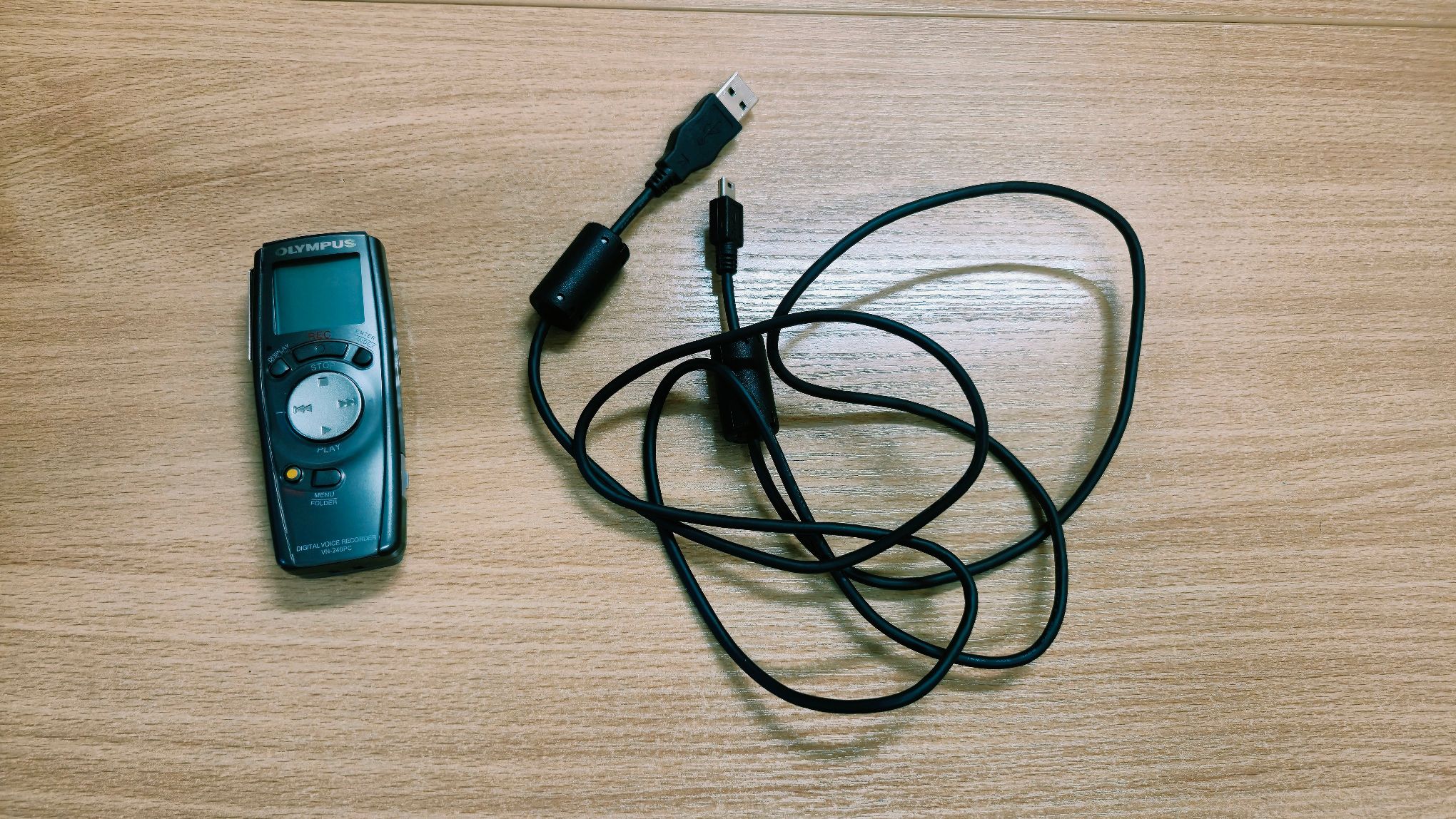 Przód dyktafonu, kabel.