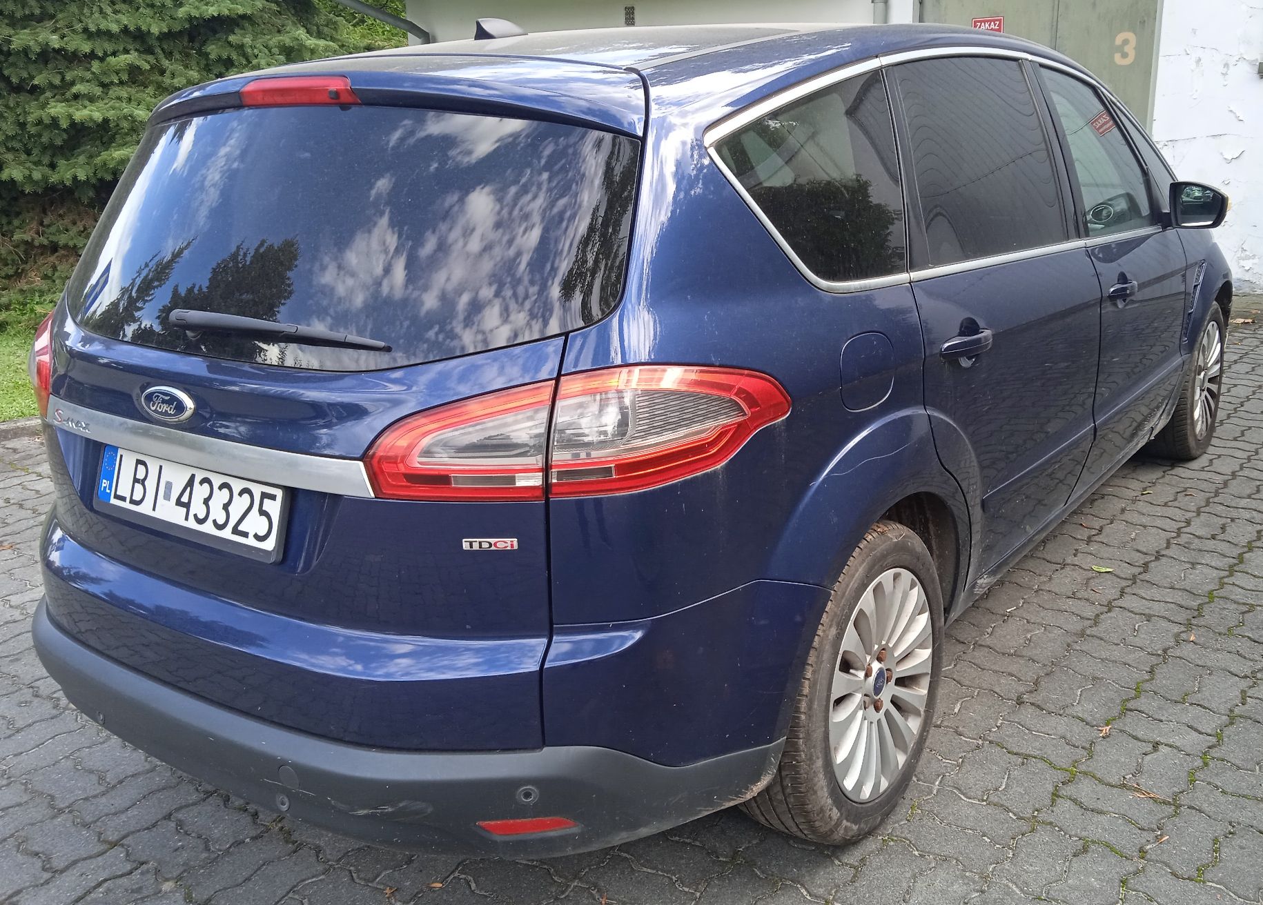 Widok Ford prawy tył