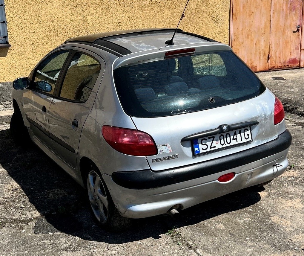 Tył samochodu z lewego boku