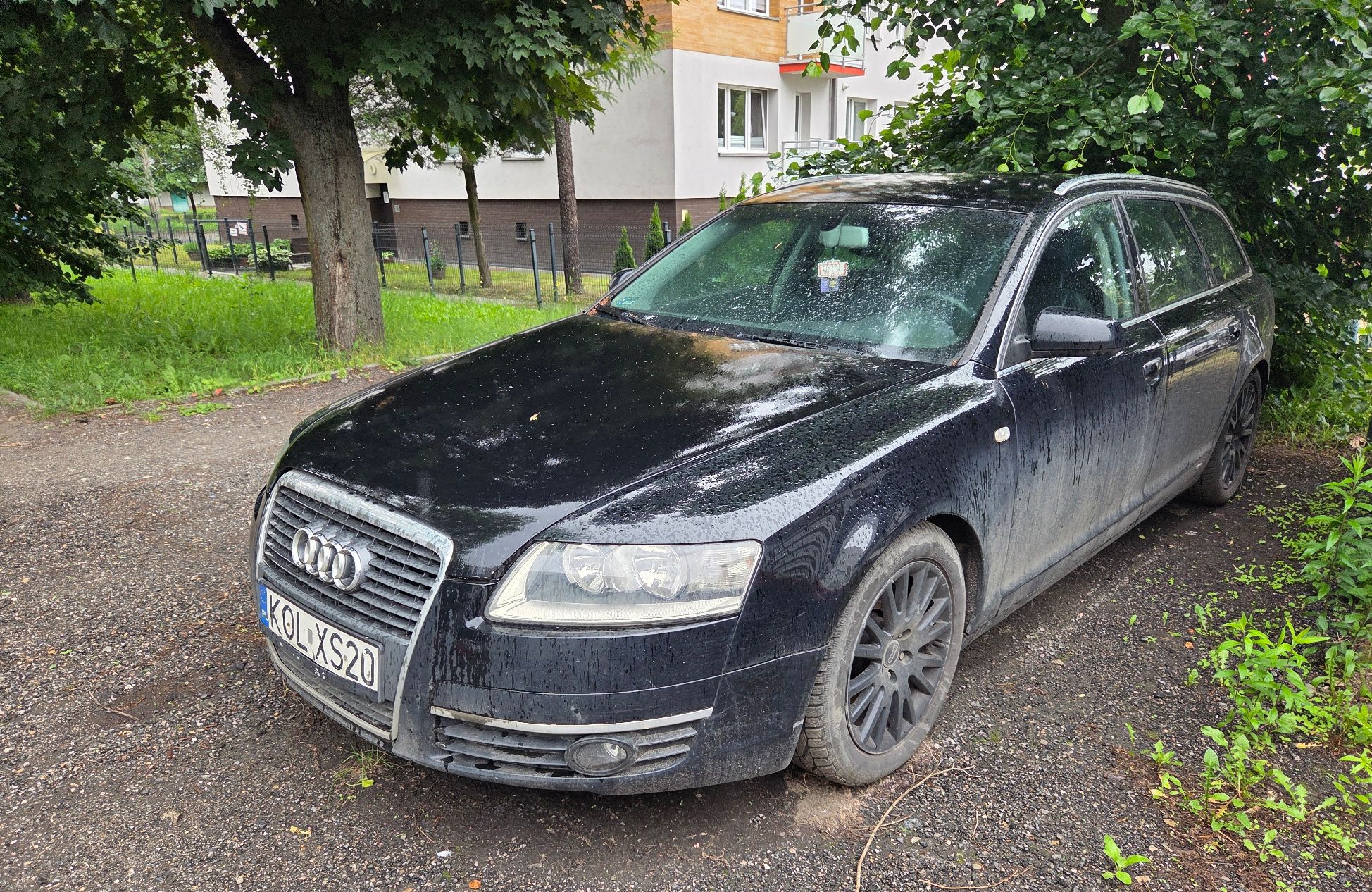 samochód osobowy Audi A6 kolor czarny prawy bok pojazdu