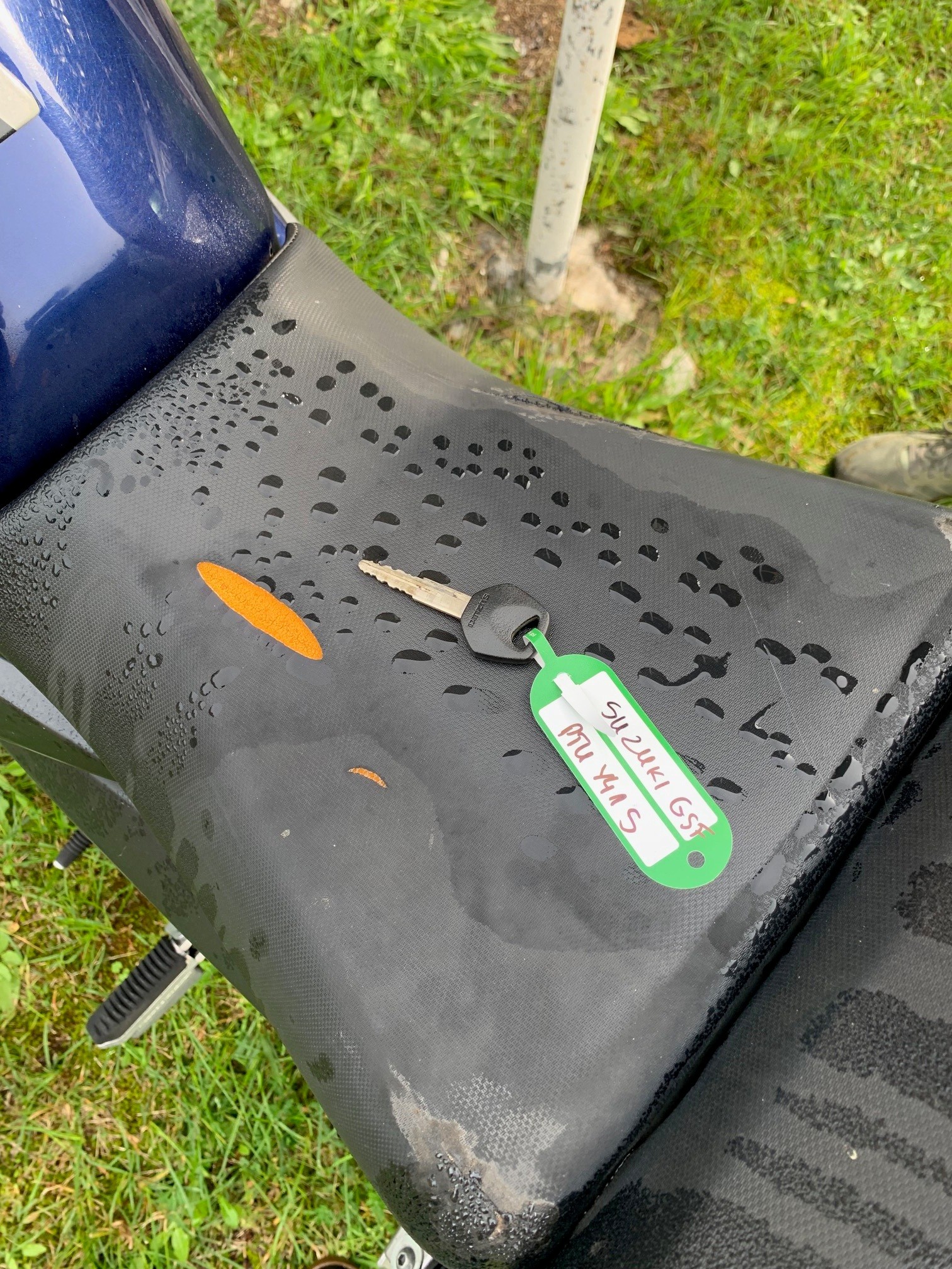Siedzenie motocykla z kluczykiem do pojazdu
